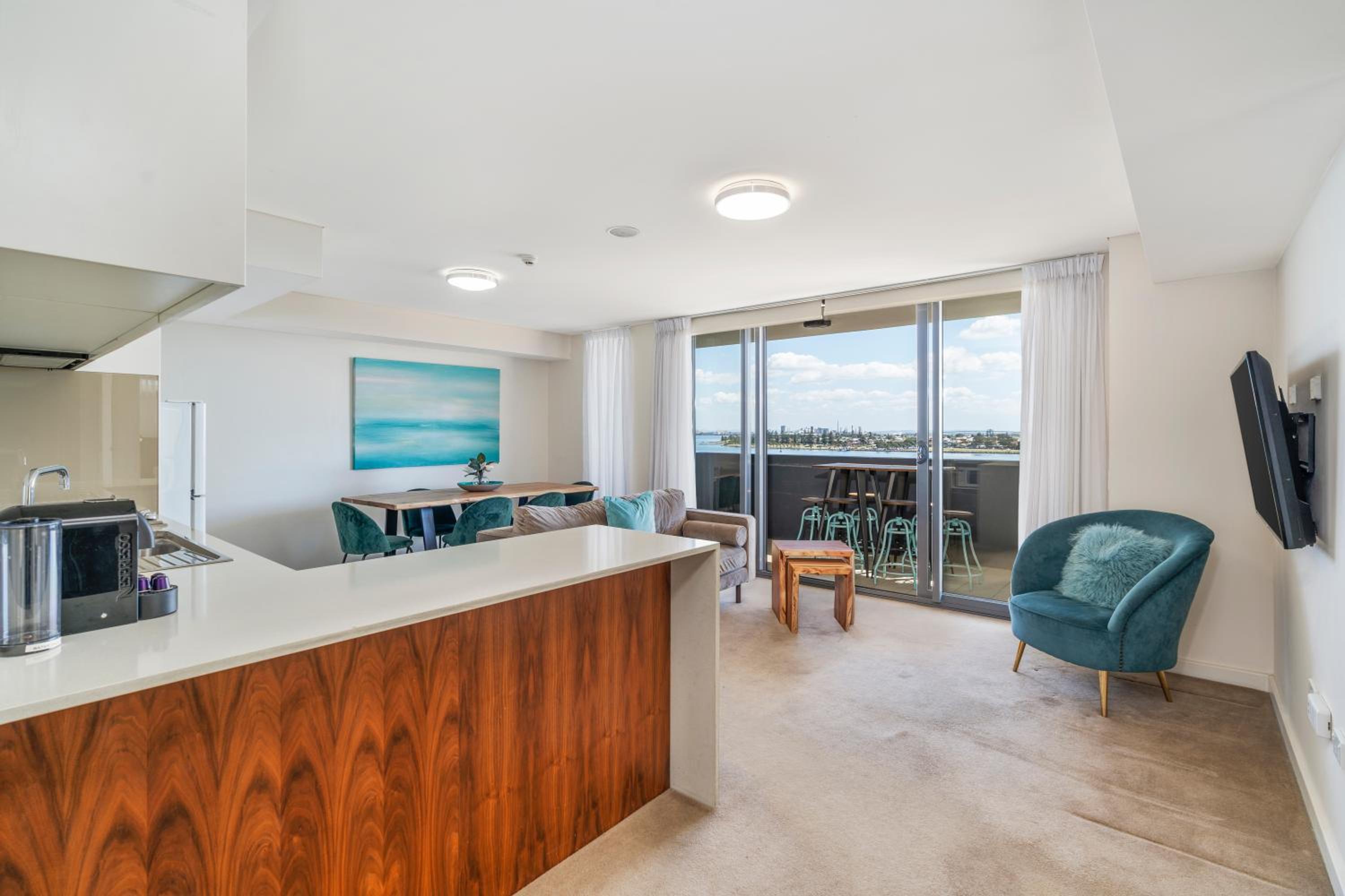 Large Two-Bedroom Two-Bathroom with Harbor View and Balcony