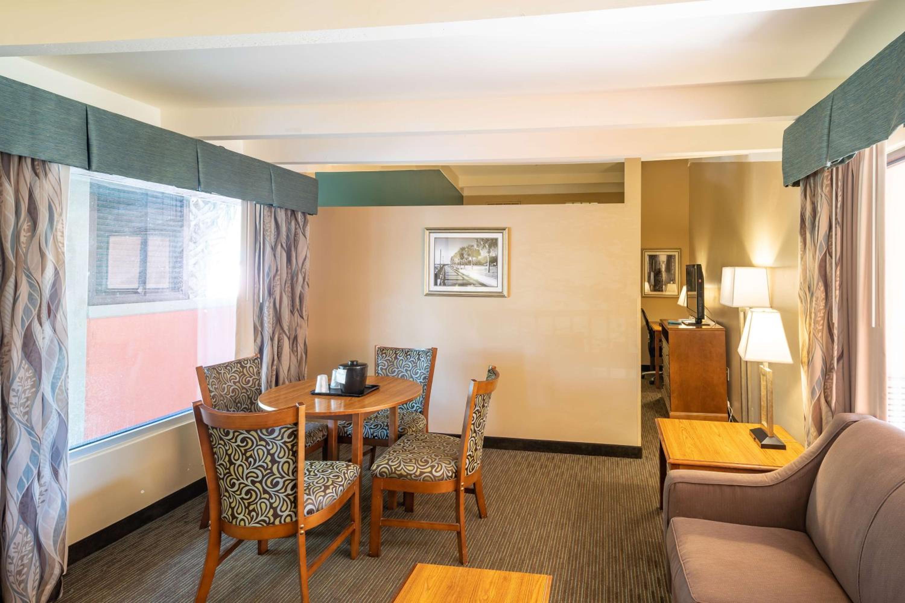 King Suite with Sofa Bed - Non-Smoking - Photo 10