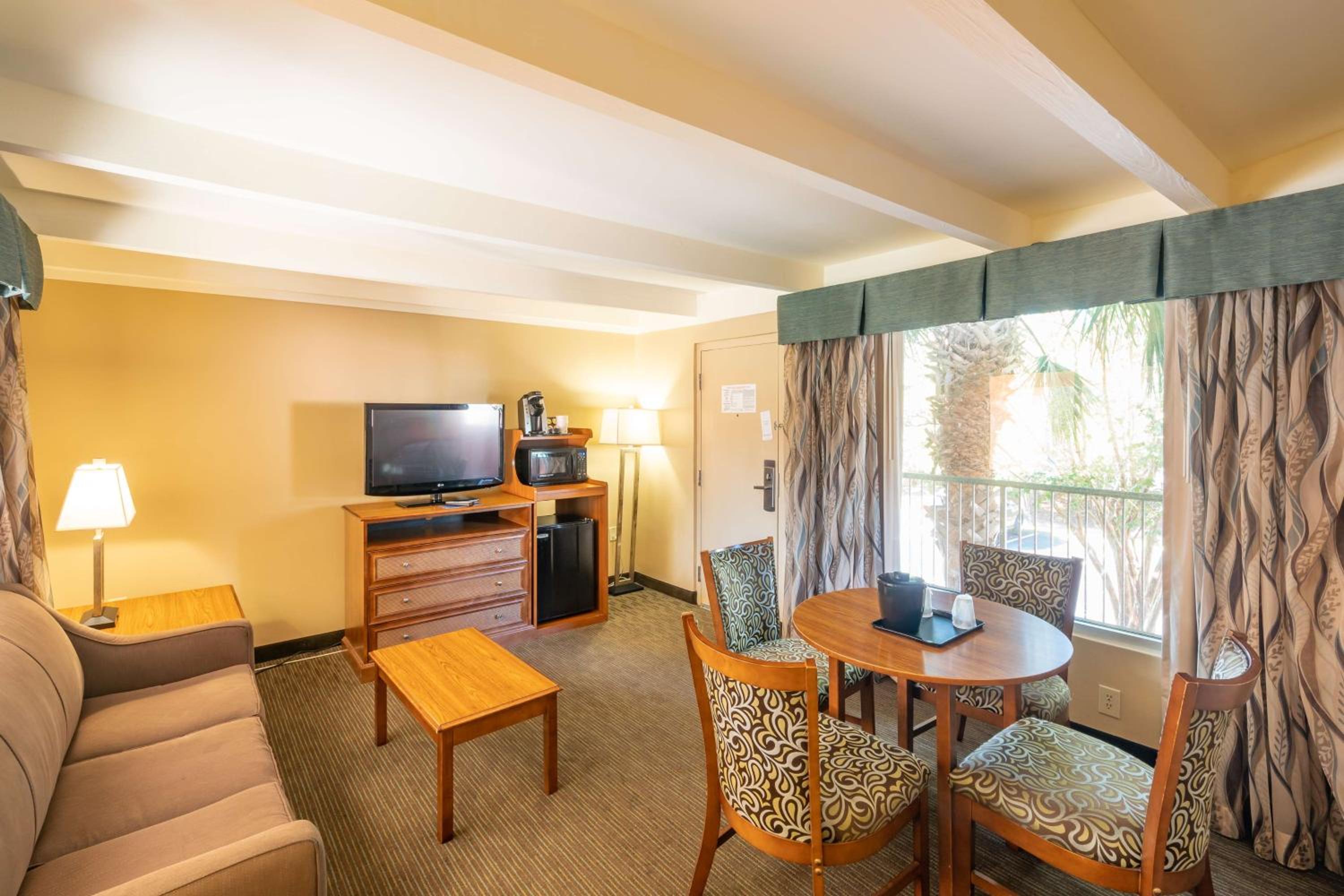 King Suite with Sofa Bed - Non-Smoking - Photo 9