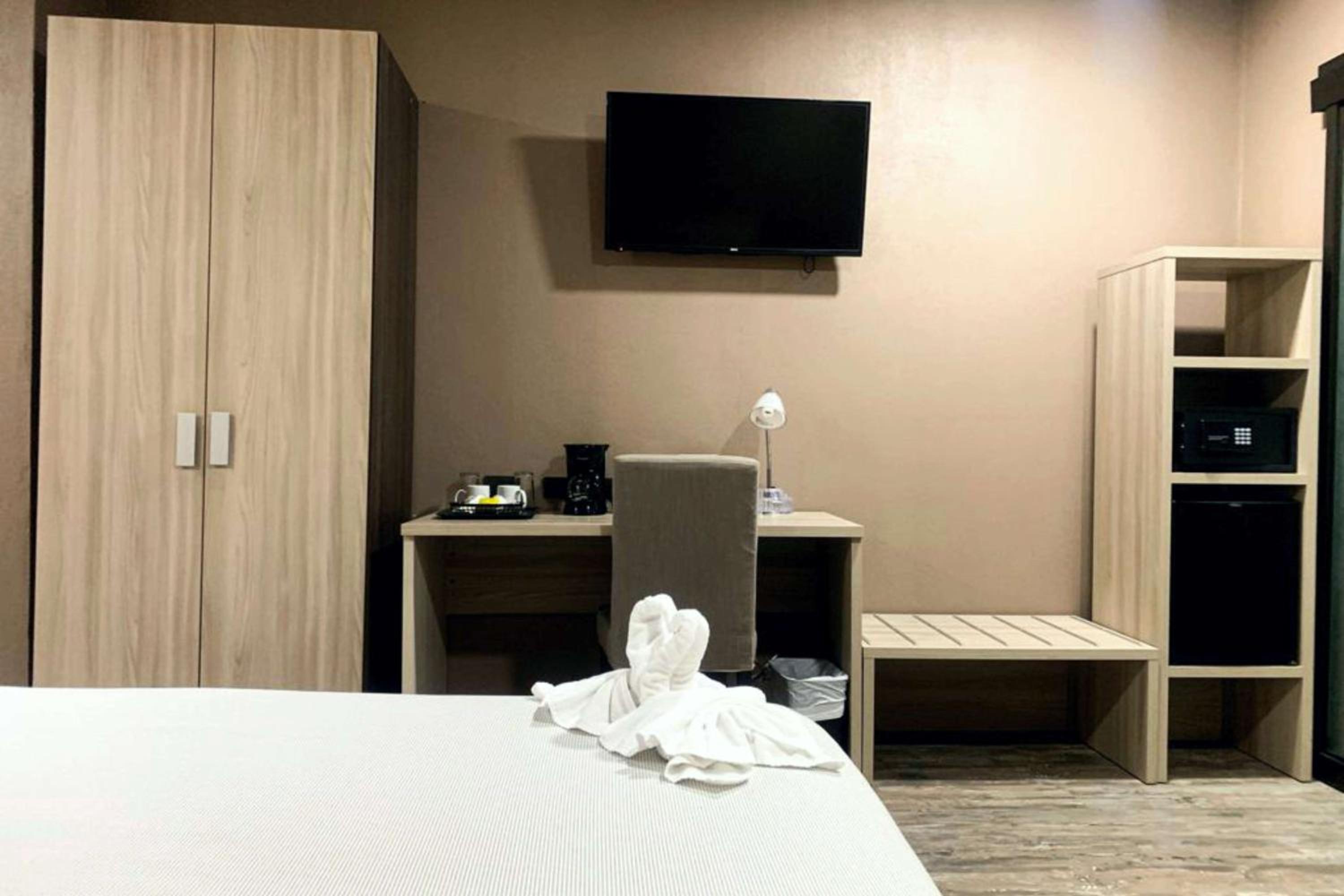 Queen Room - Non-Smoking photo 3
