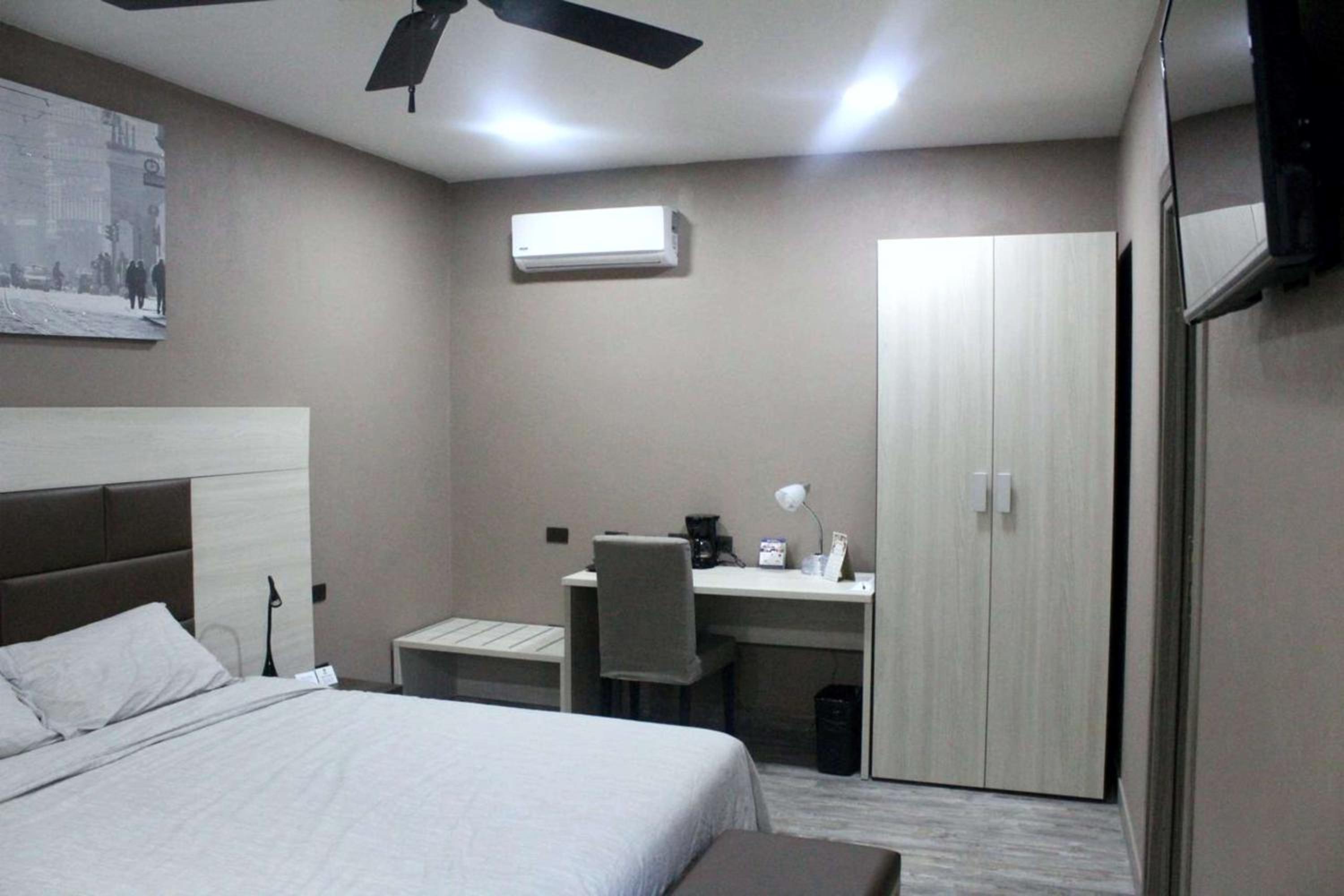 King Room - Non-Smoking photo 2