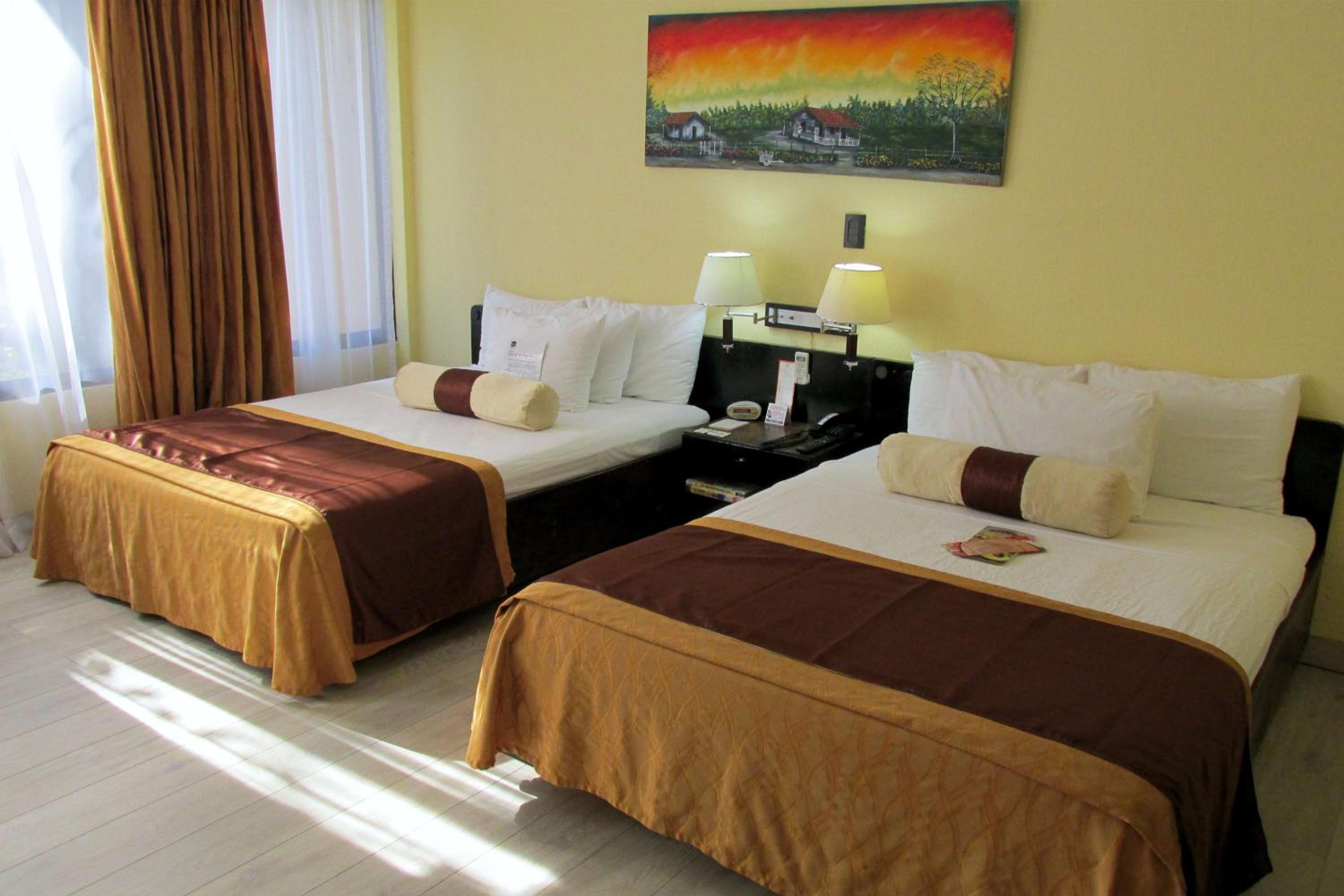 Standard Queen Room with Two Queen Beds photo 3