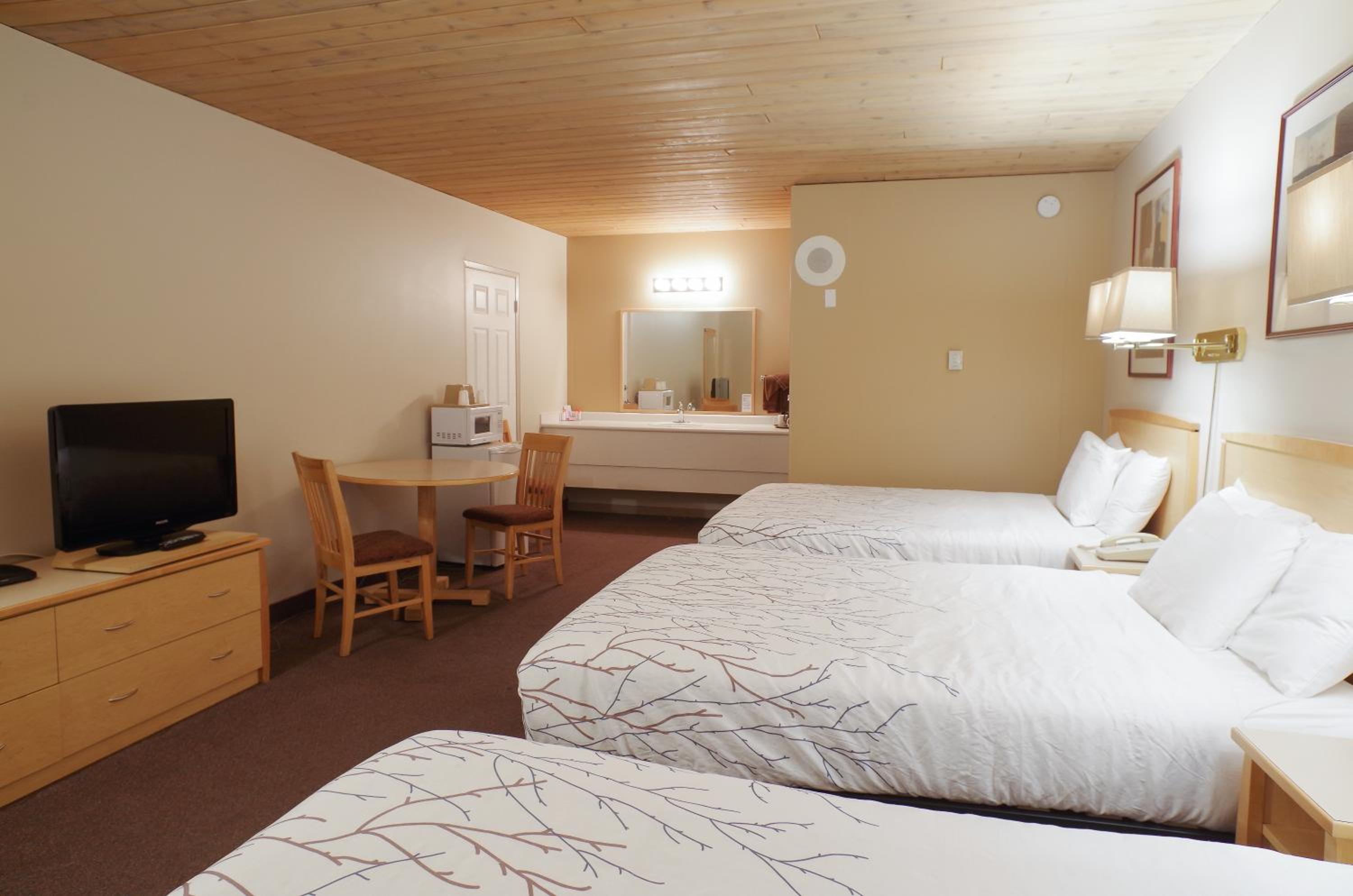 Double Room with Three Double Beds - Non-Smoking photo 2
