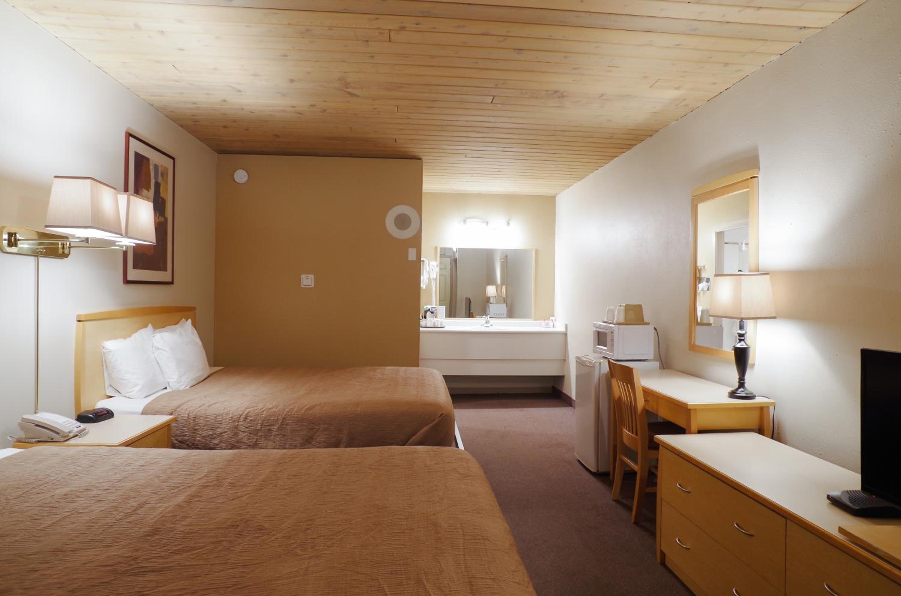 Queen Room with Two Queen Beds - Non-Smoking photo 3