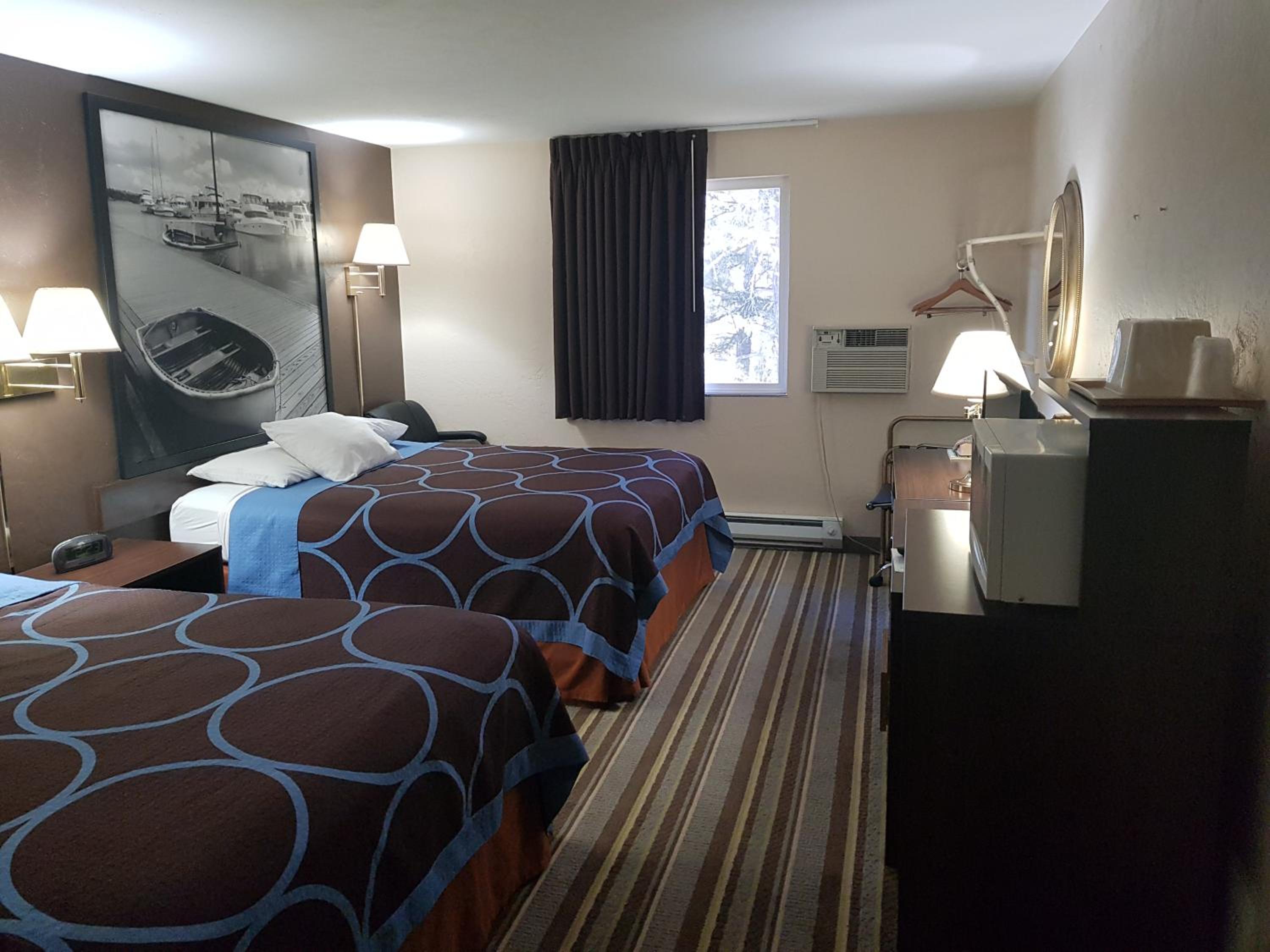 Queen Room with Two Queen Beds - Non-Smoking - Photo 1