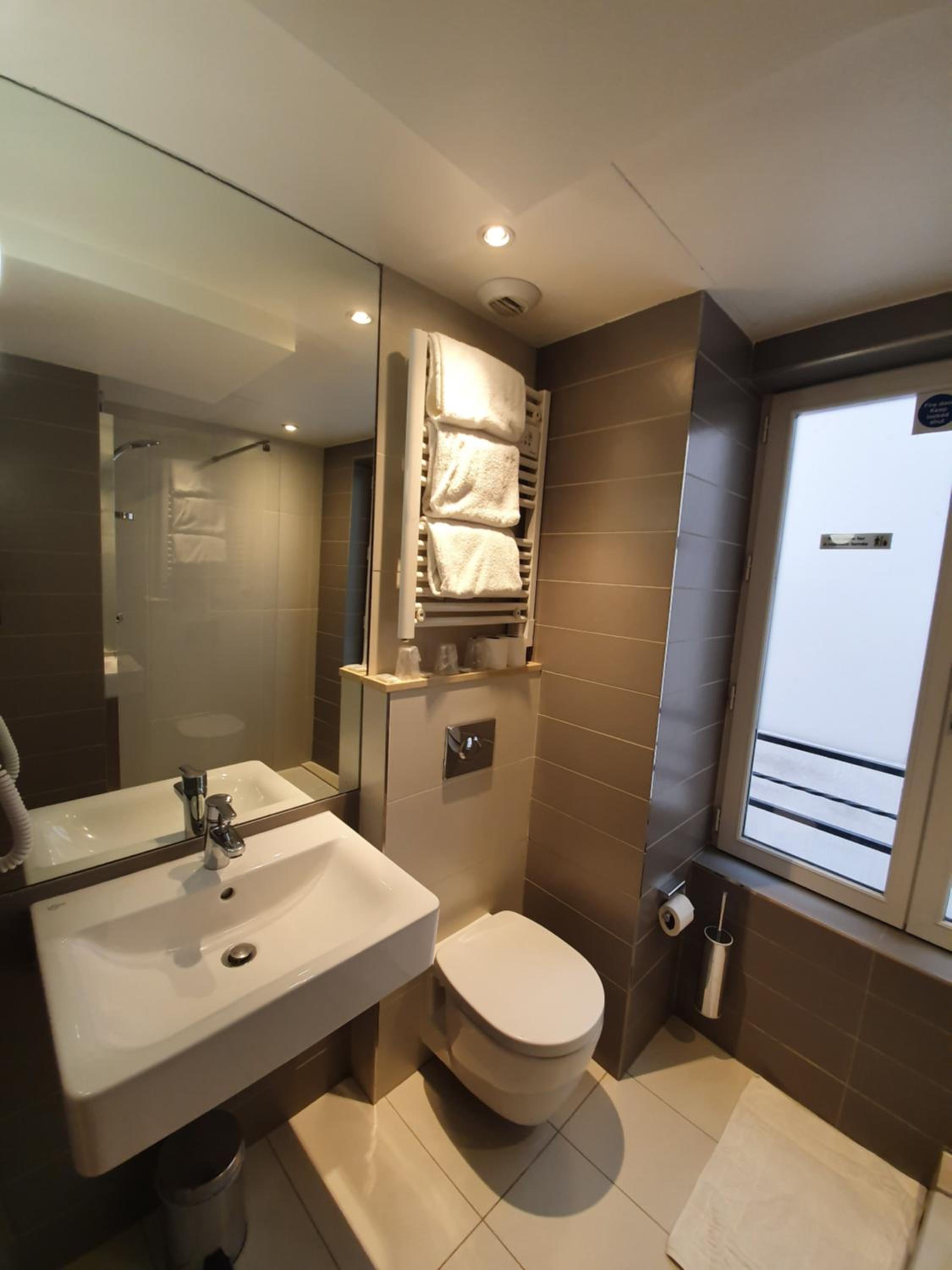 Superior Triple Room - 1 double bed + 1 single bed photo 2