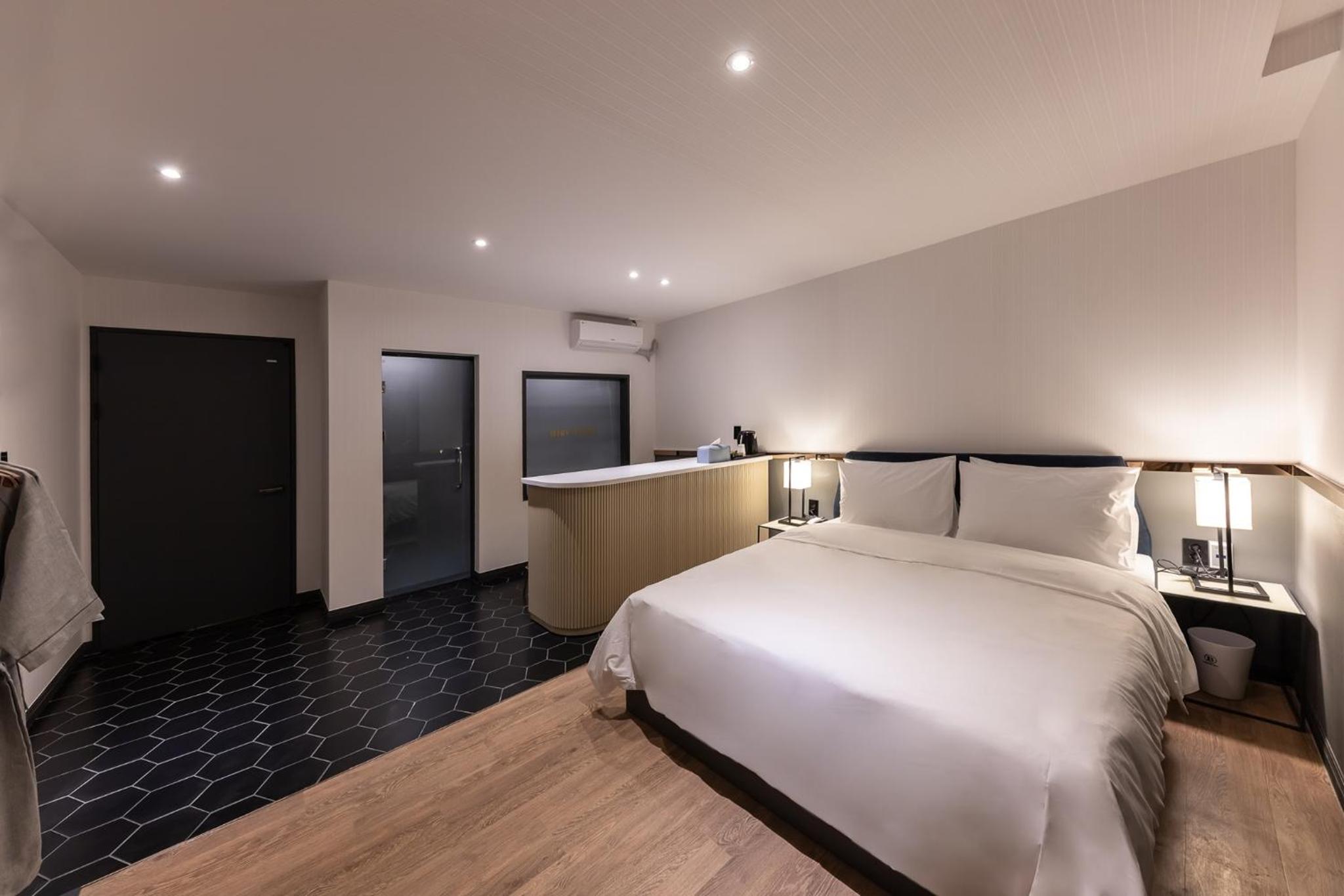 Deluxe Double Room - Photo 16