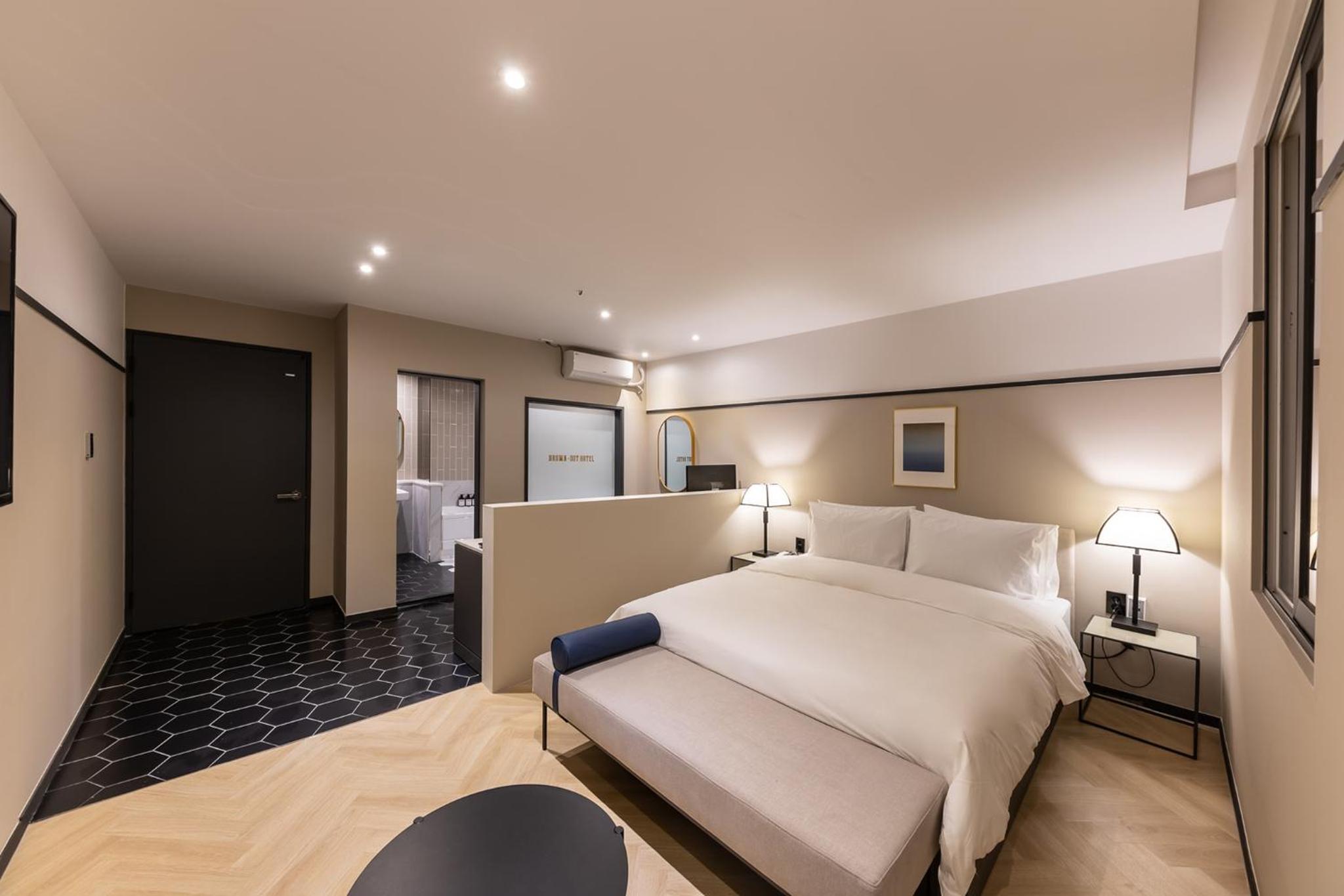 Deluxe Double Room - Photo 13