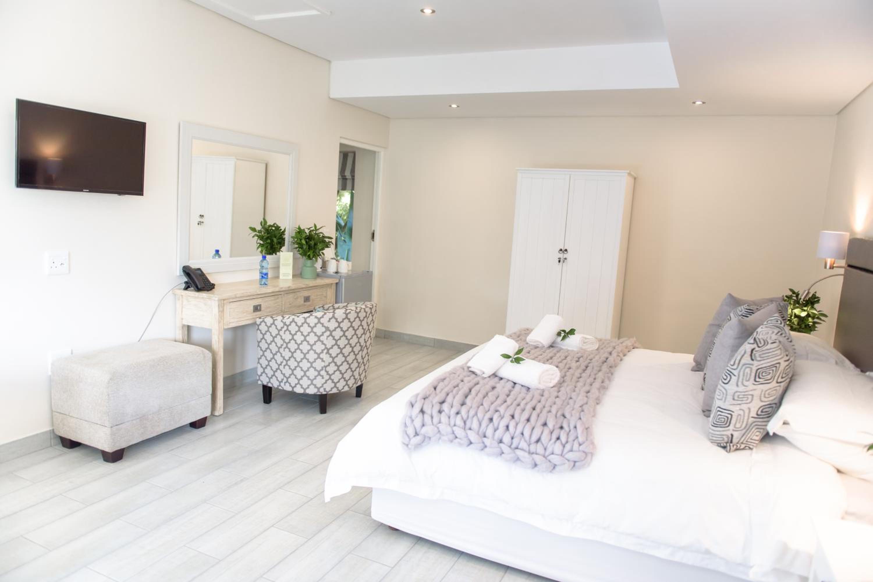 Suite - Photo 5