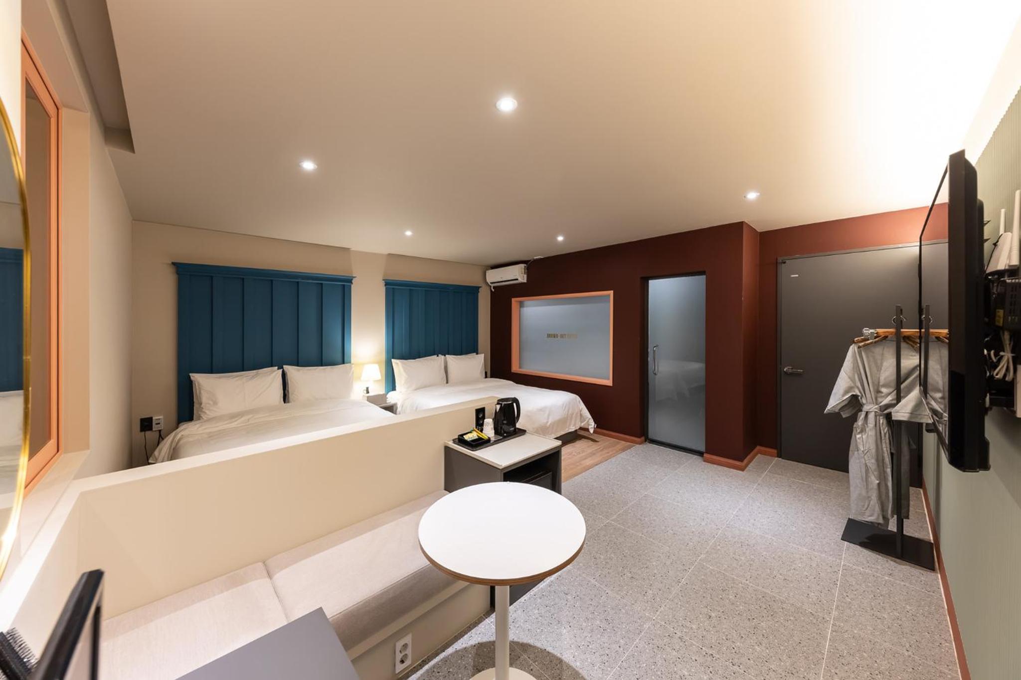 Large Twin Room - Photo 3