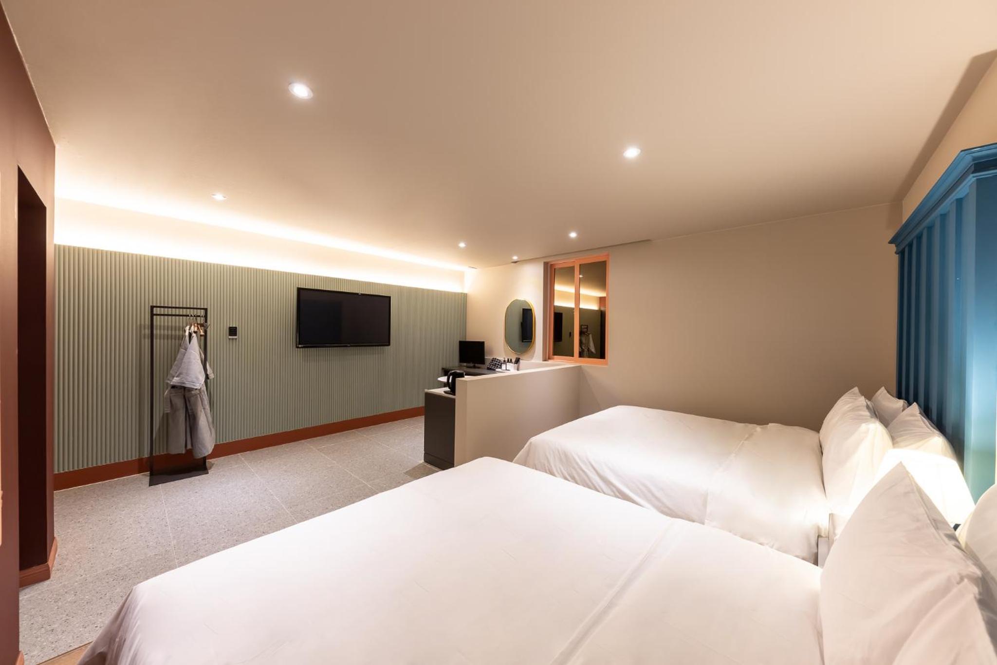 Large Twin Room - Photo 4