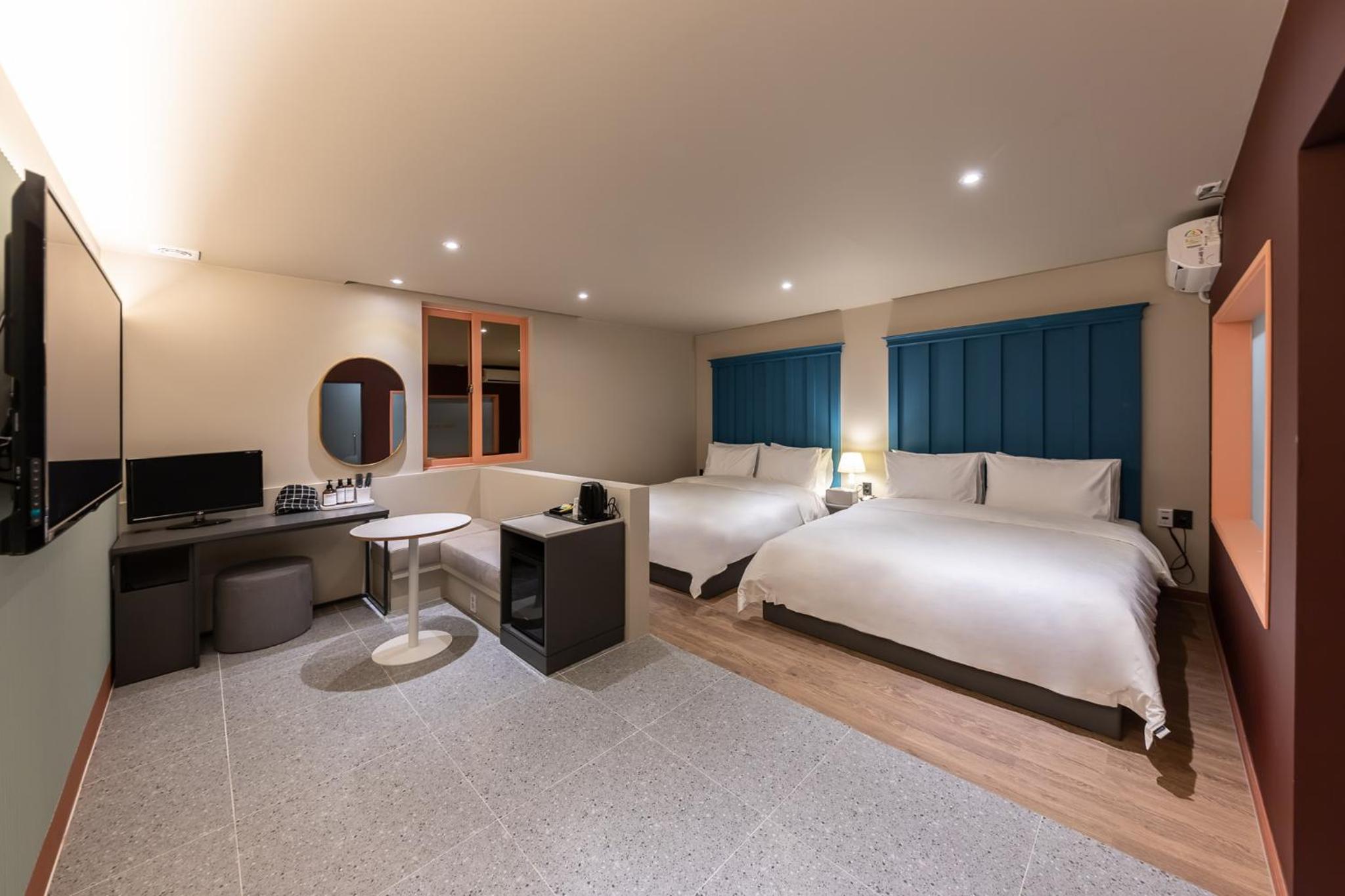 Large Twin Room - Photo 1