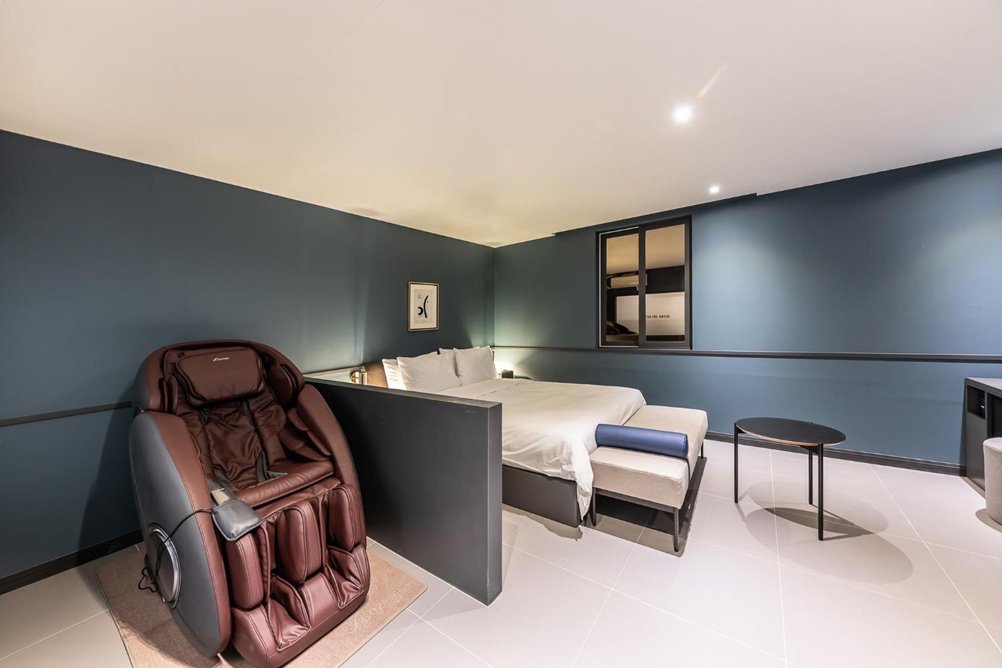 Suite - Photo 1