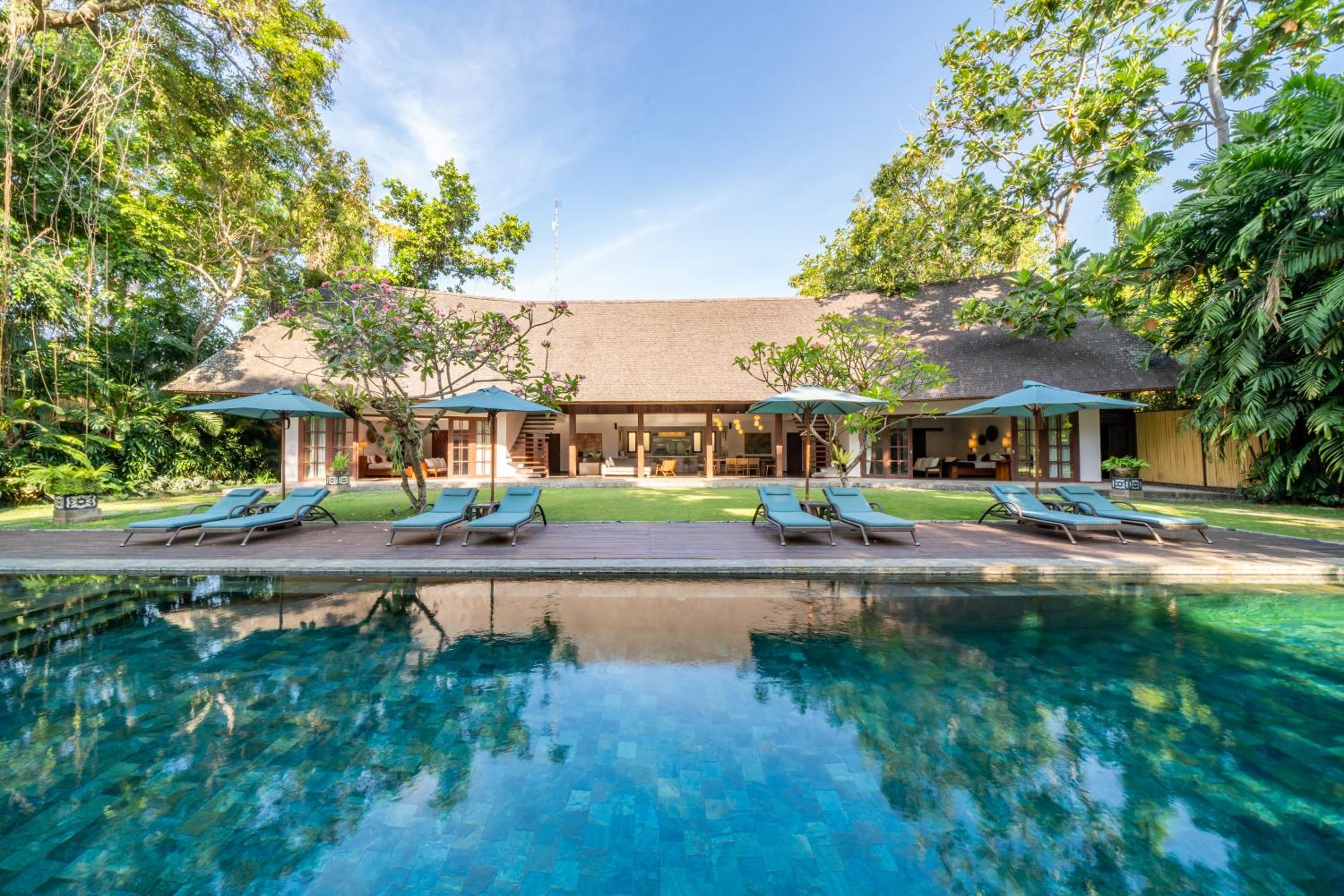 Seven-Bedroom Villa With Private Pool - Photo 15
