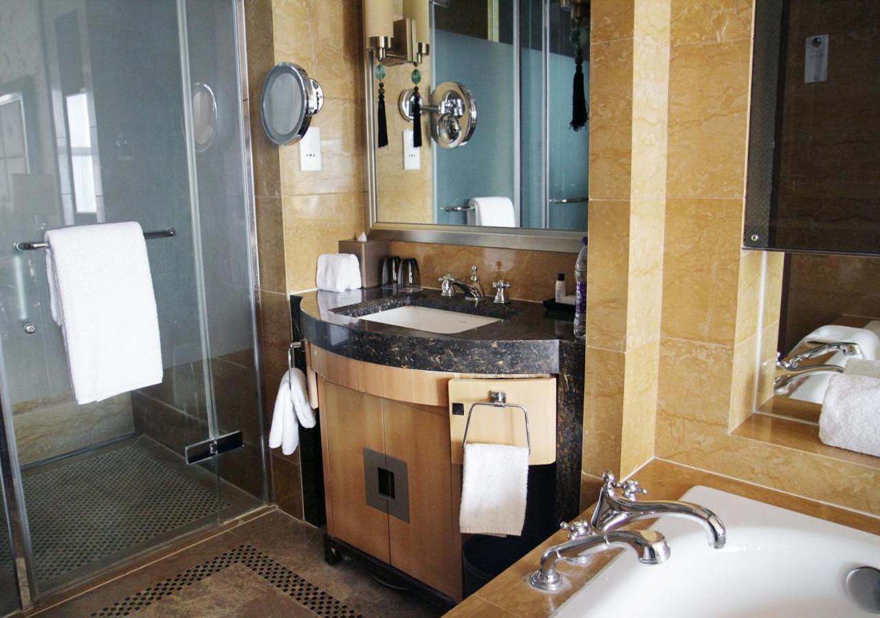 Deluxe King Room - Photo 2