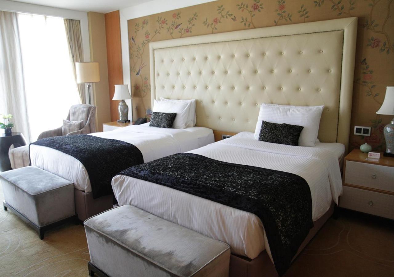 Executive Deluxe Twin Room - Photo 11