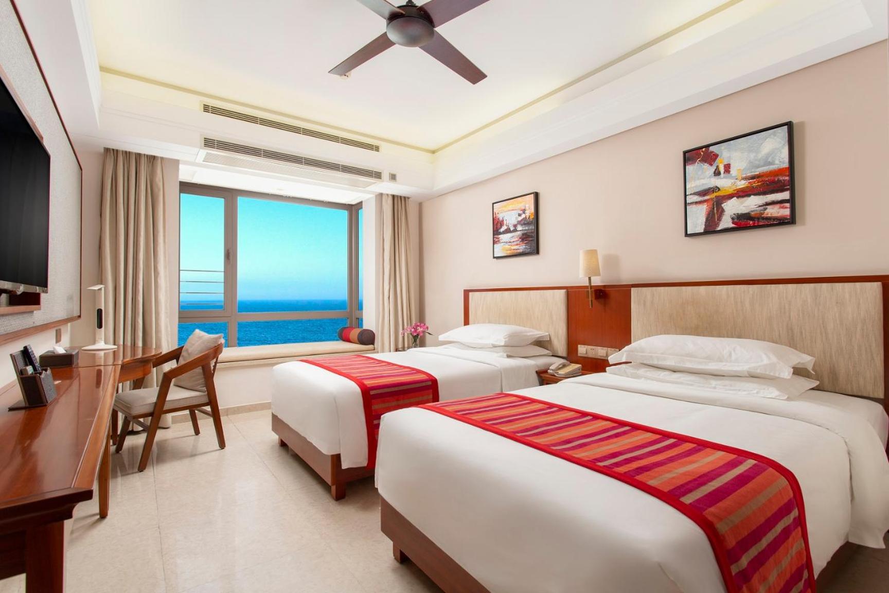 Superior King or Twin Room with Sea View photo 1