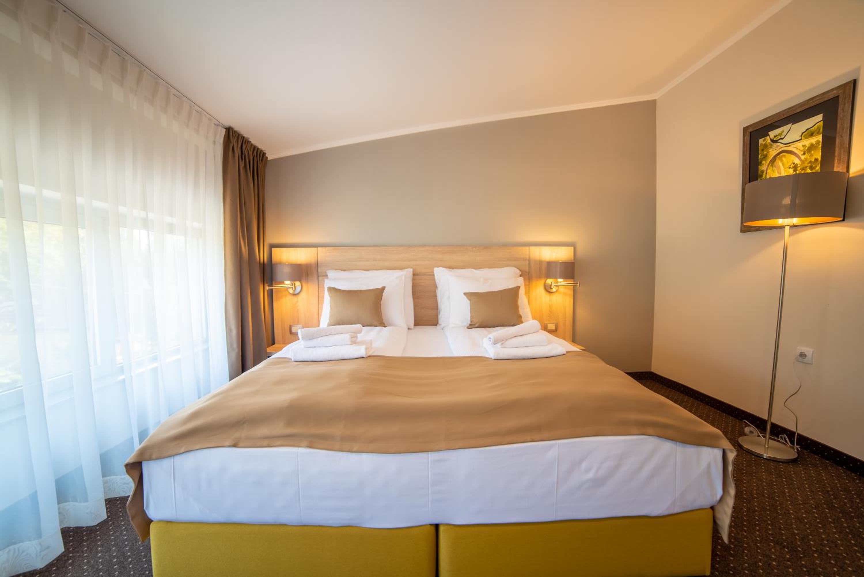 Standard Double Room - Photo 8