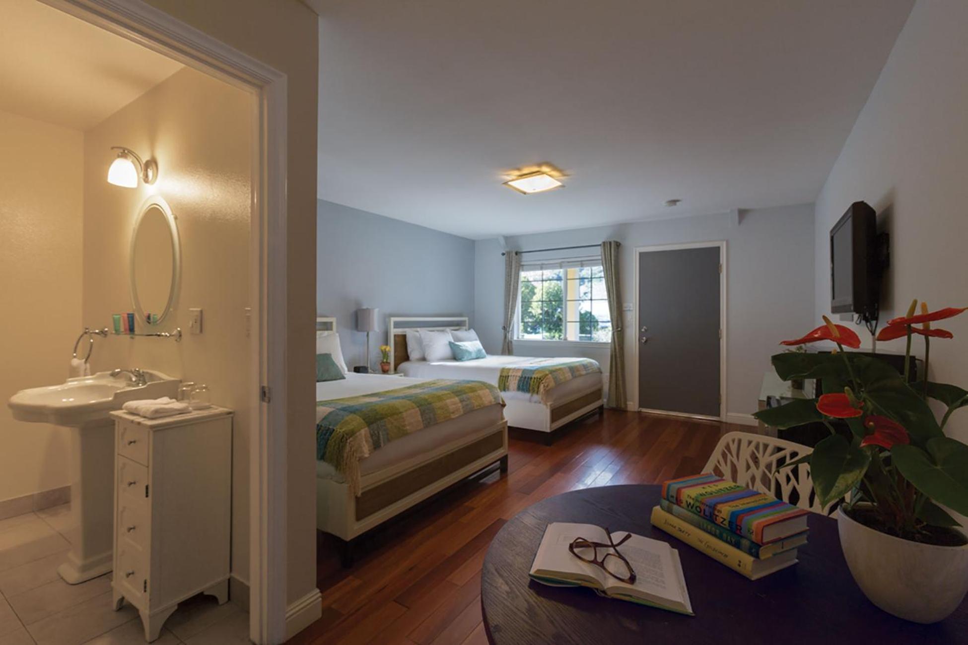 Queen Room with Lake View - Photo 1