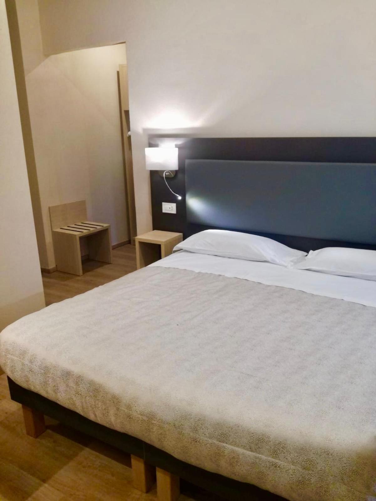 Standard Double Room - Photo 5