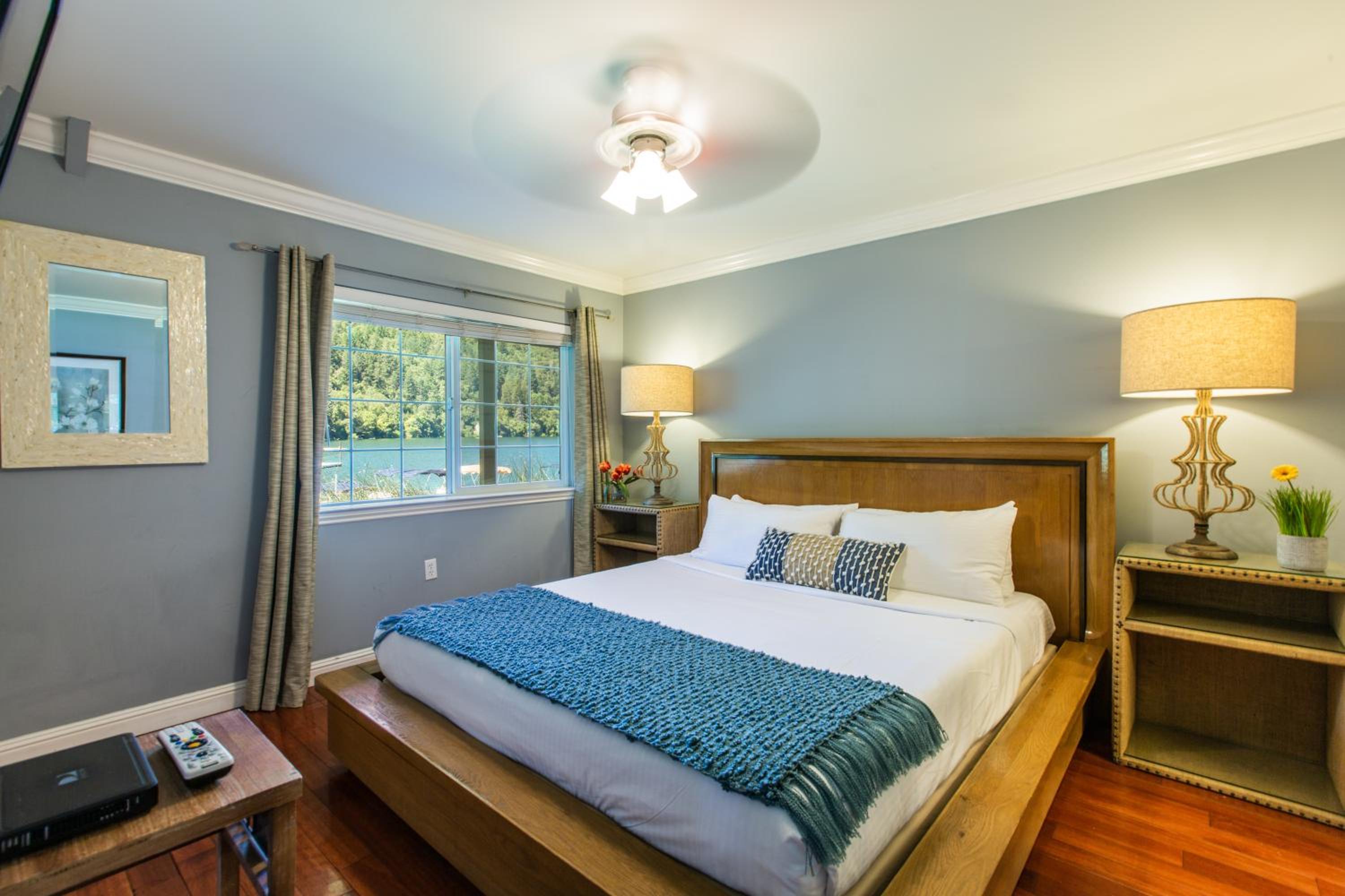 Executive Suite - Photo 2