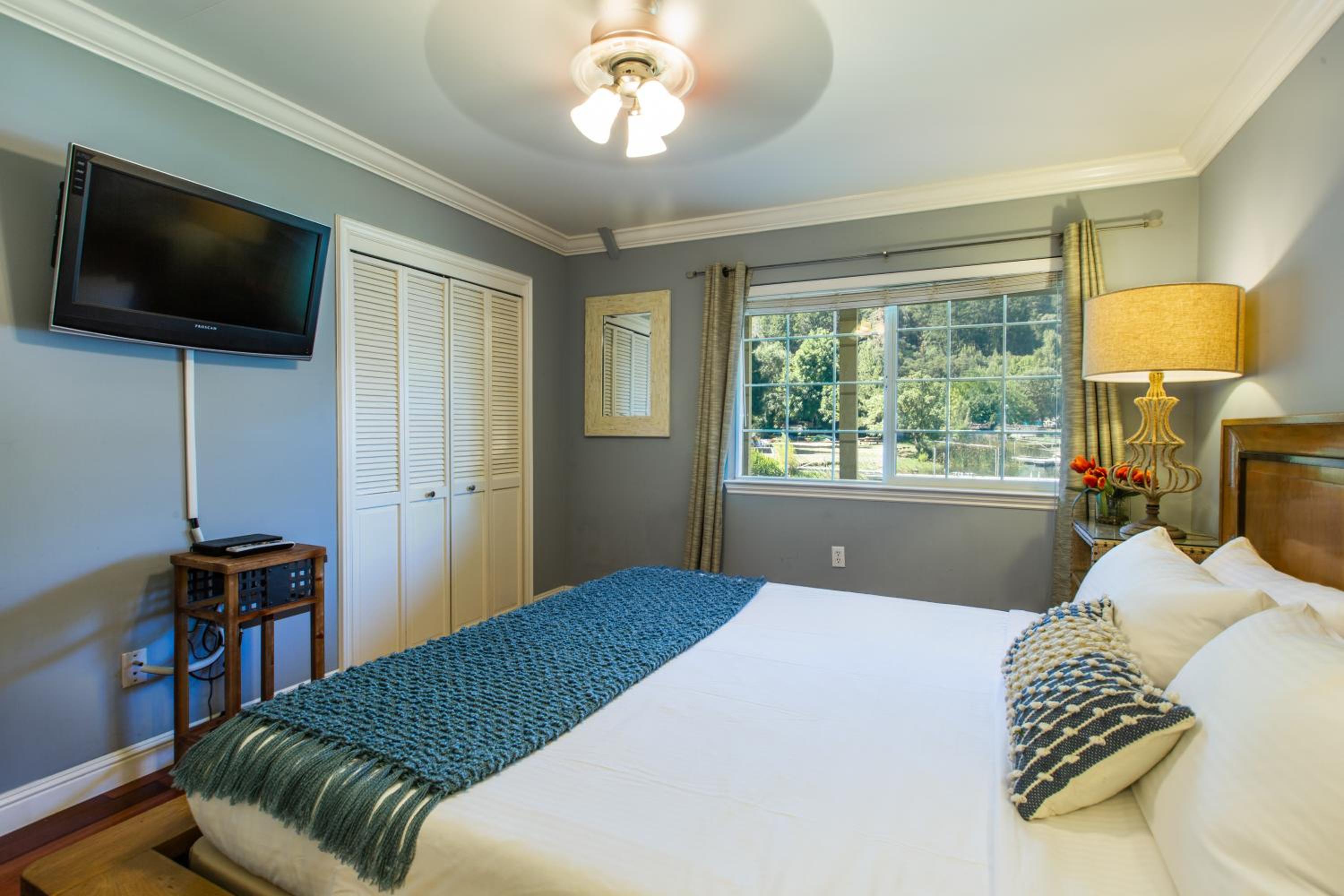 Executive Suite - Photo 7