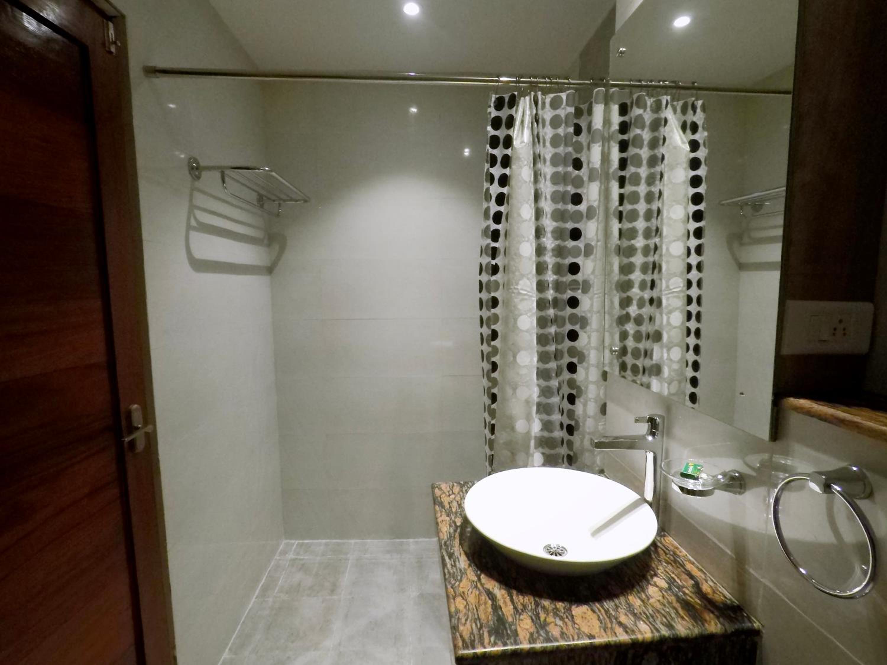 Deluxe Double Room (2 Adults + 1 Child) - Photo 5