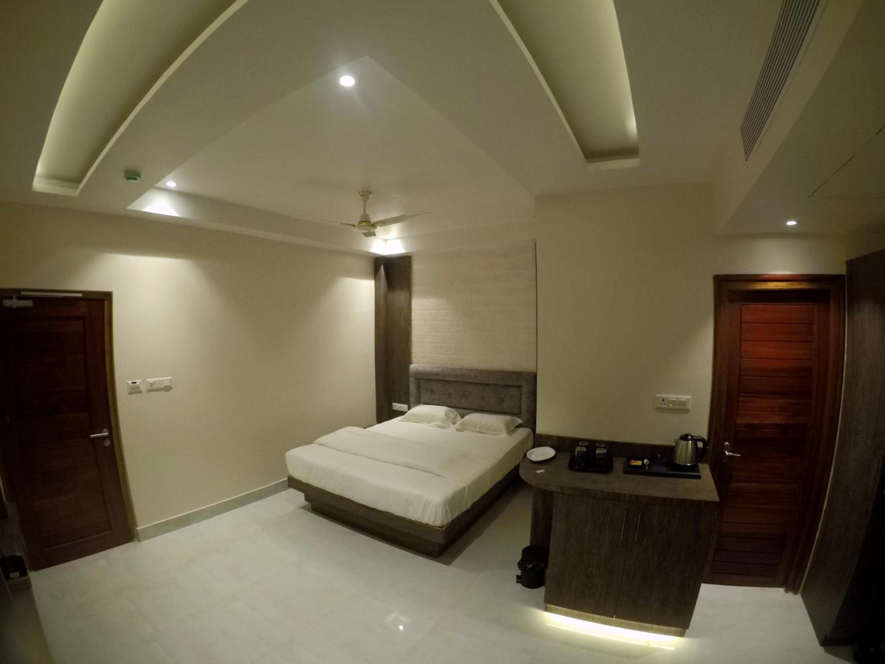 Deluxe Double Room (2 Adults + 1 Child) - Photo 3