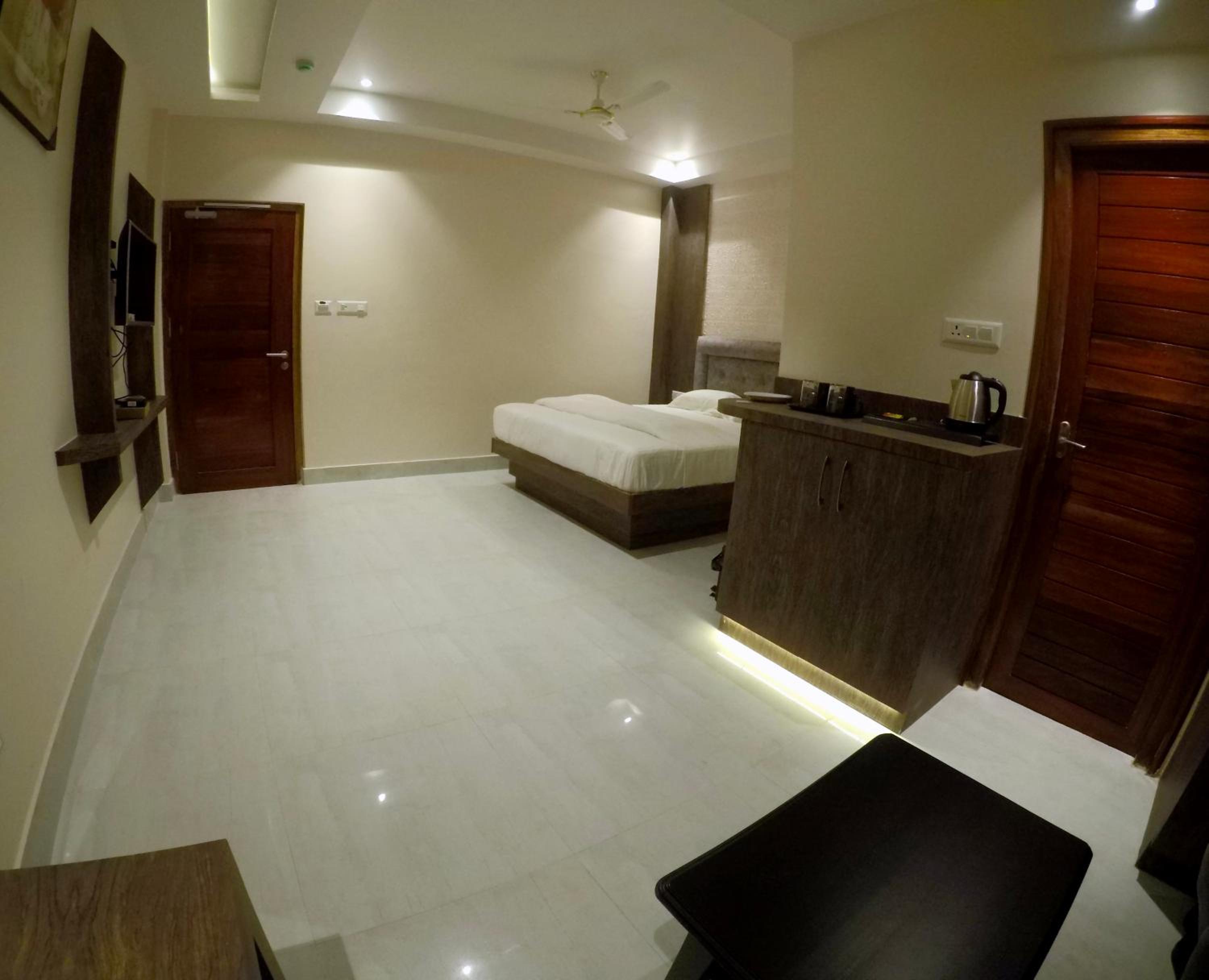 Deluxe Double Room (2 Adults + 1 Child) - Photo 11
