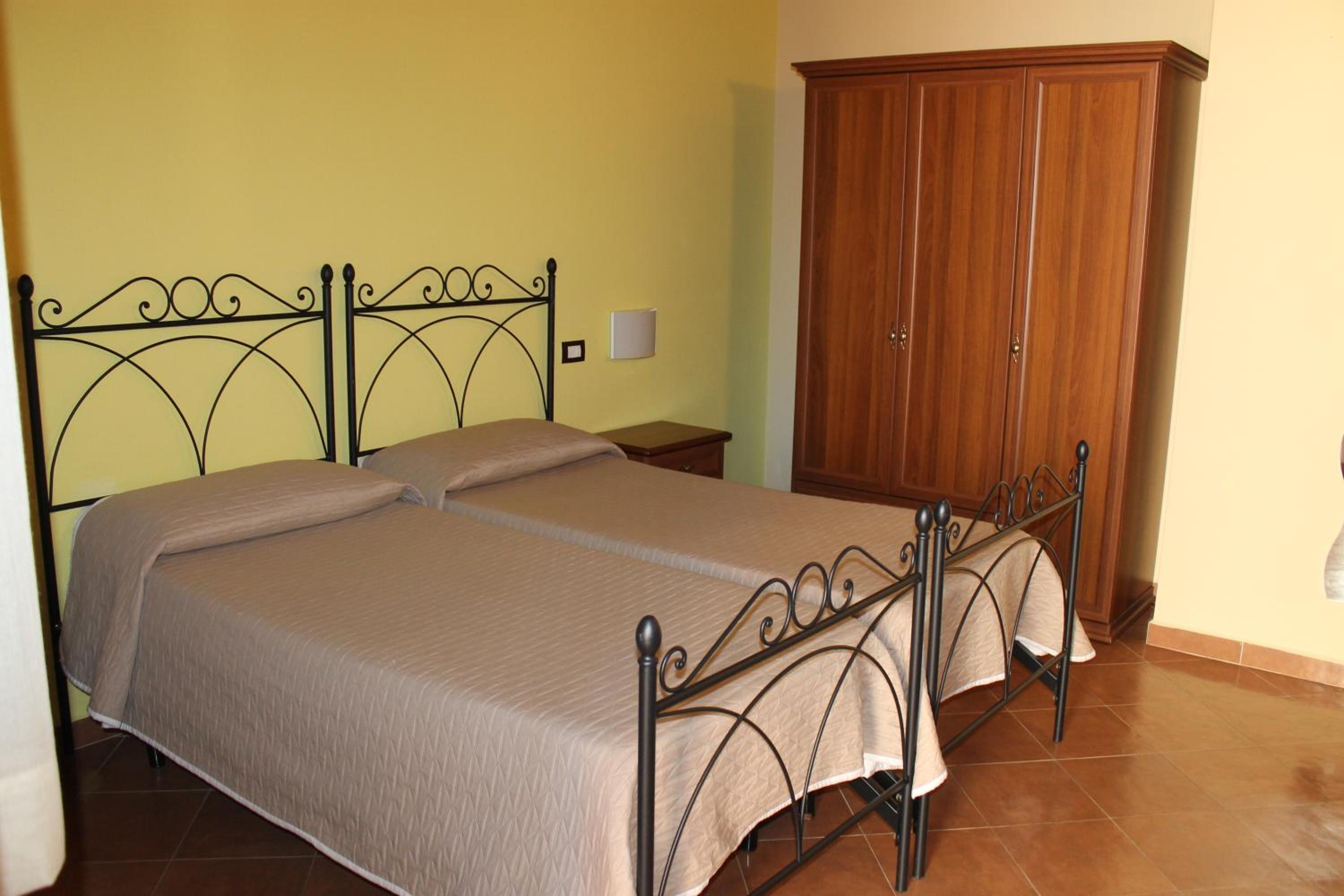 Twin Room - Photo 8