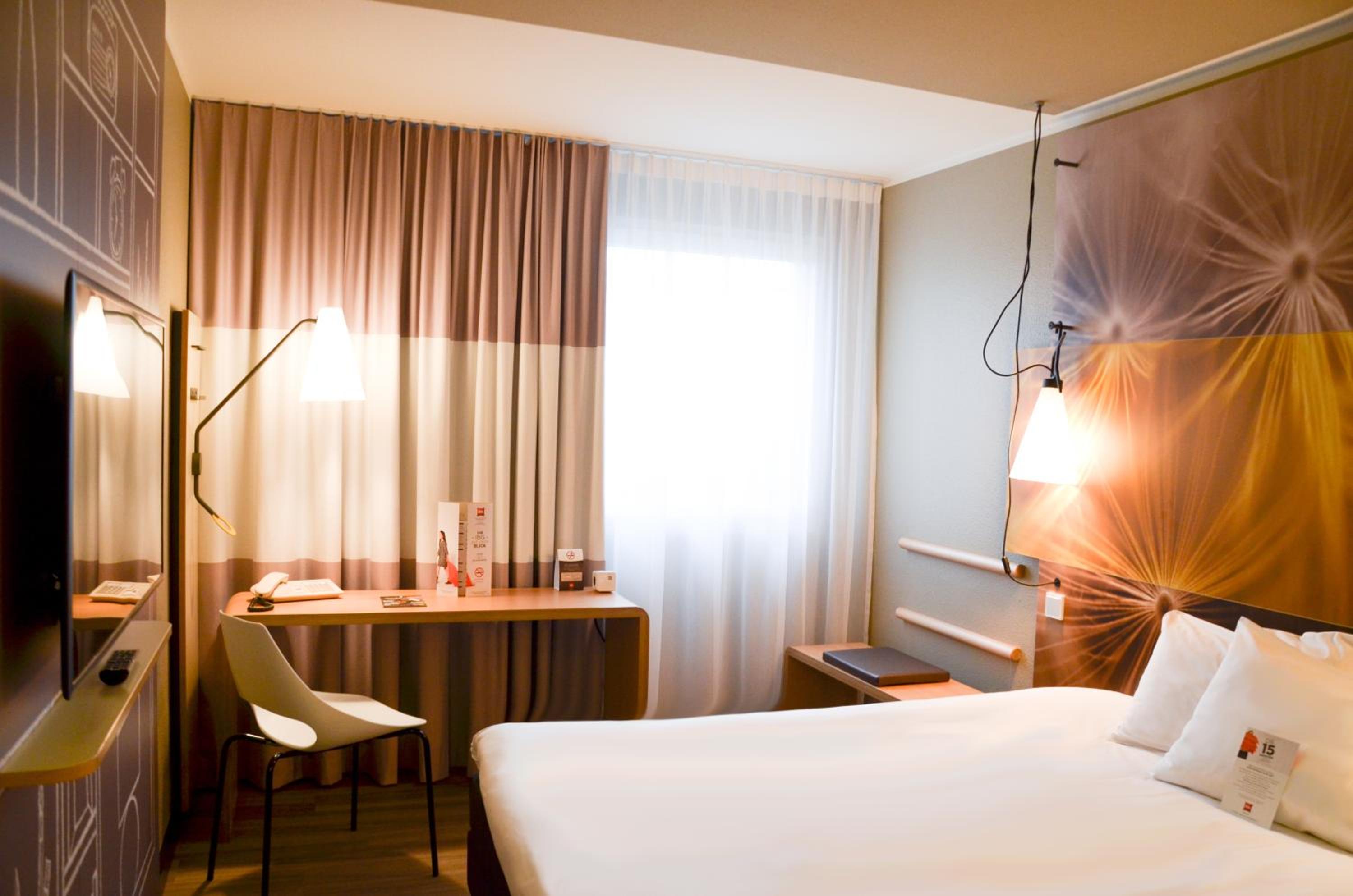 Standard Double or Twin Room - Photo 12
