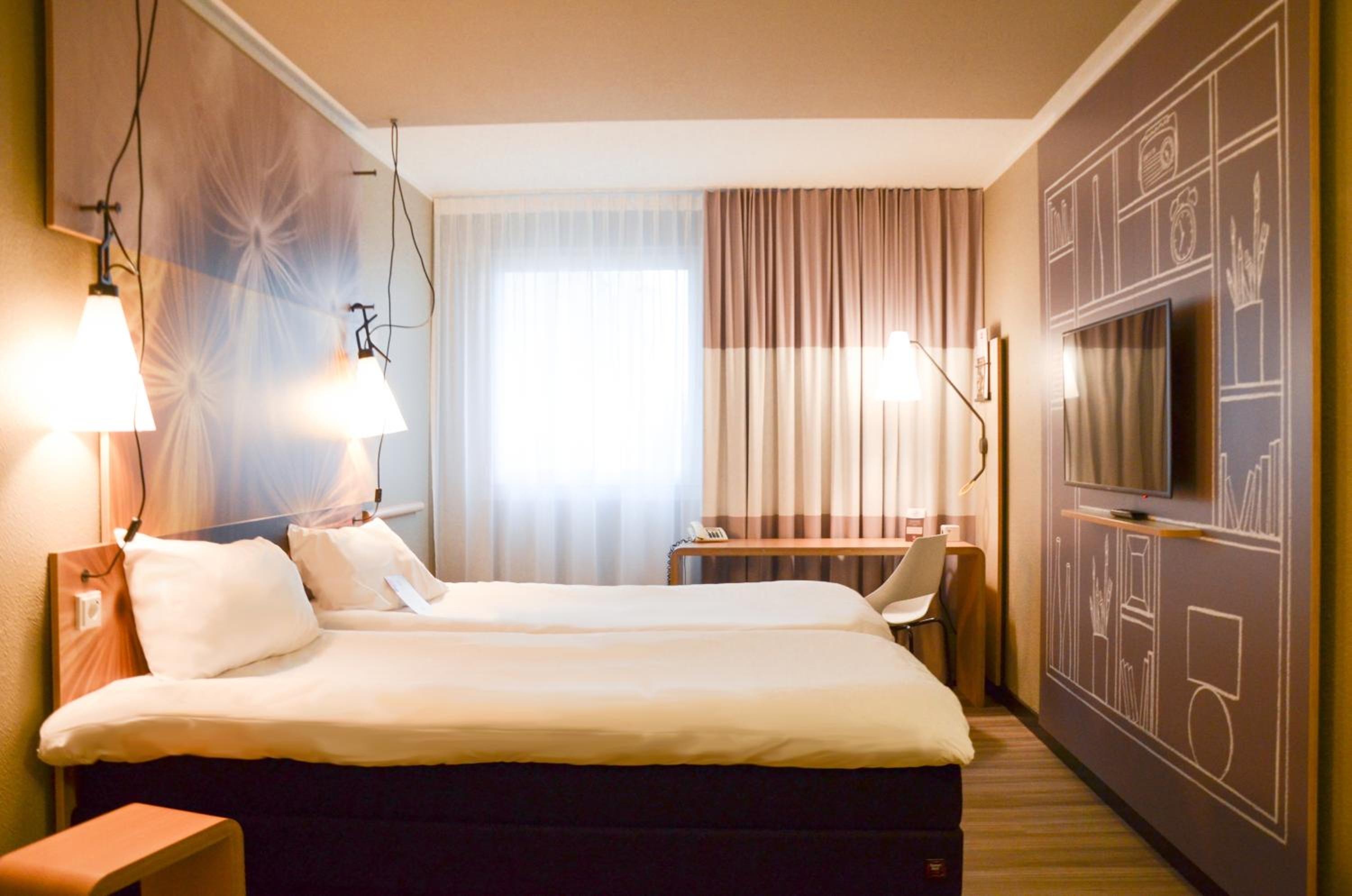 Standard Double or Twin Room - Photo 9