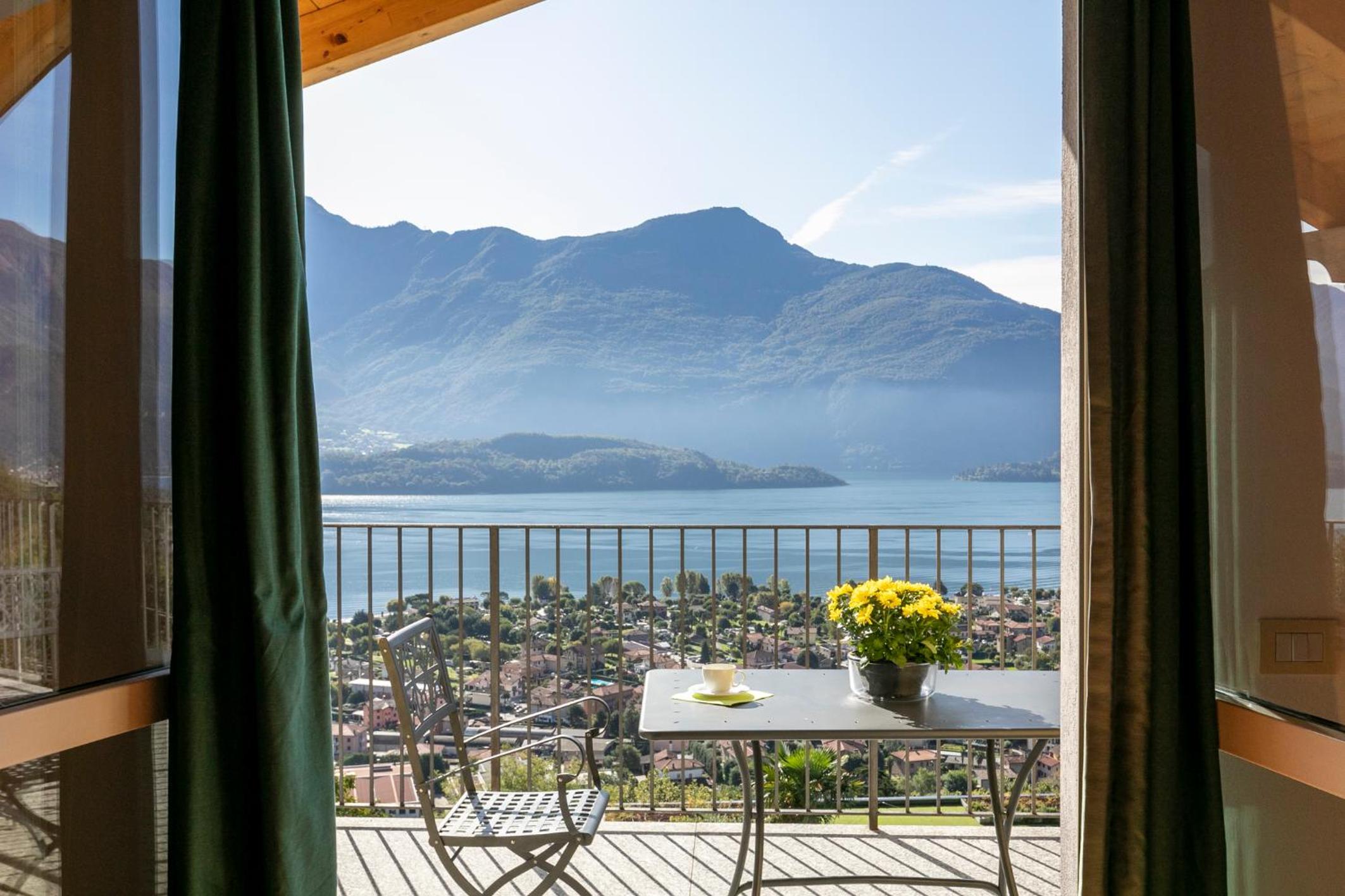 One-Bedroom Apartment with Lake View photo 3