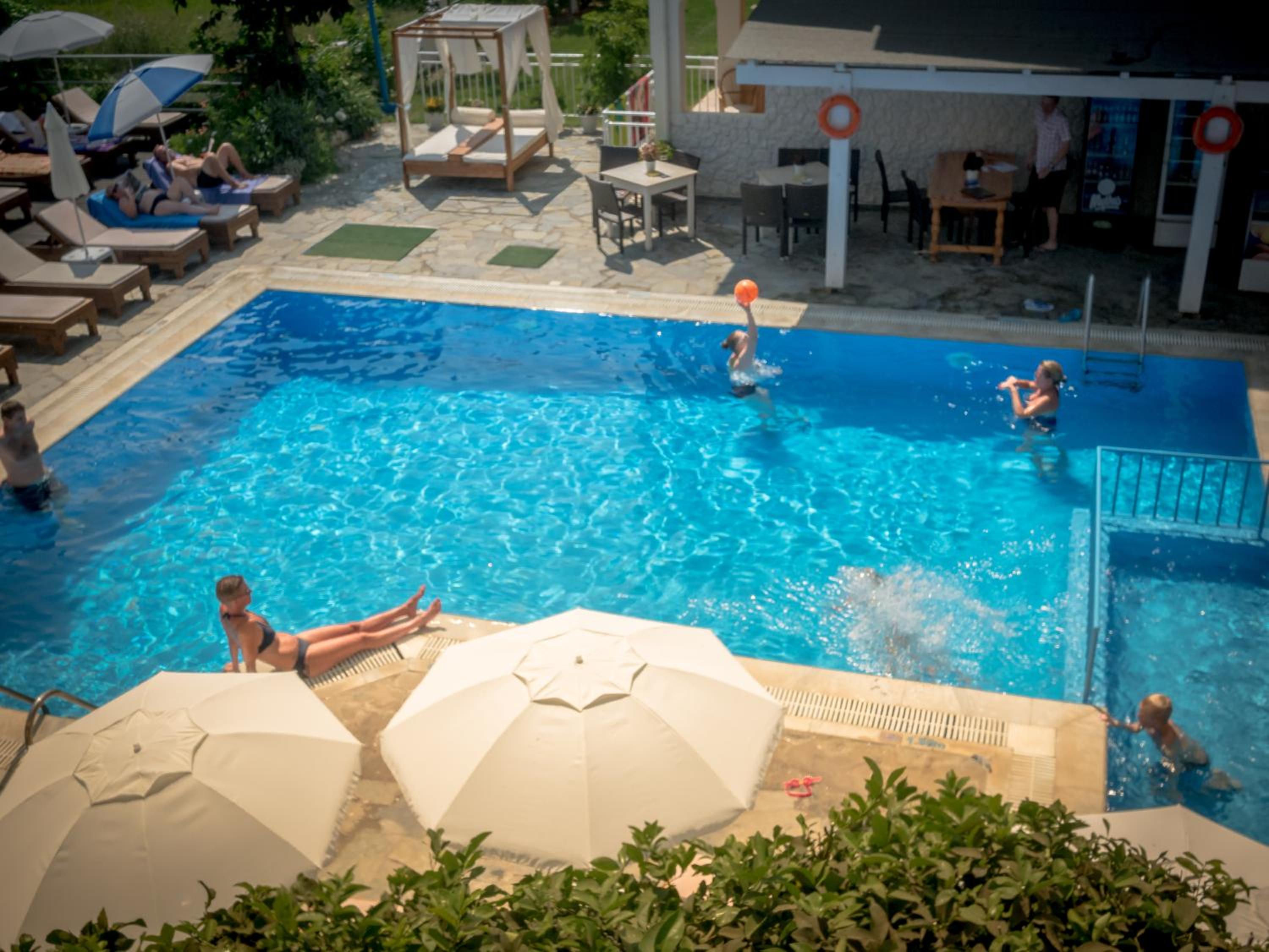 Superior Double Room with Pool View - Photo 9