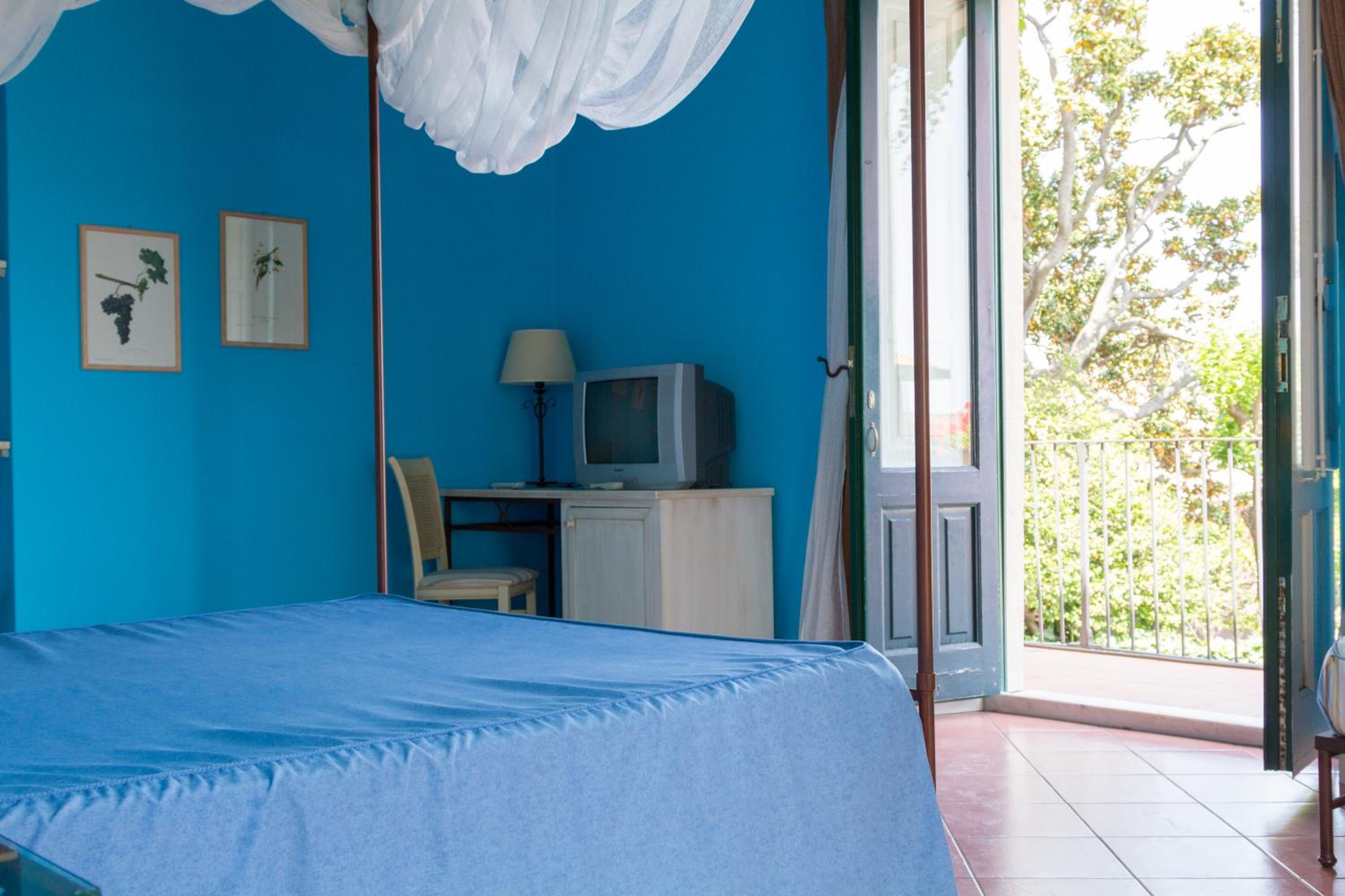 Habitación triple con vista a la piscina