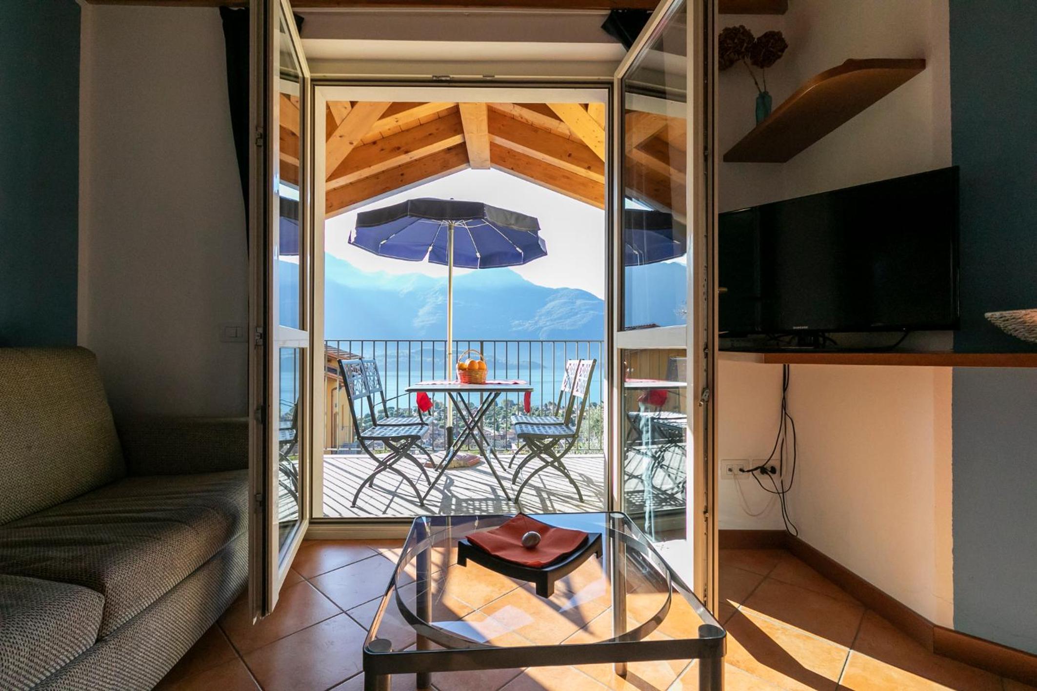 Two-Bedroom Apartment with Lake View photo 3