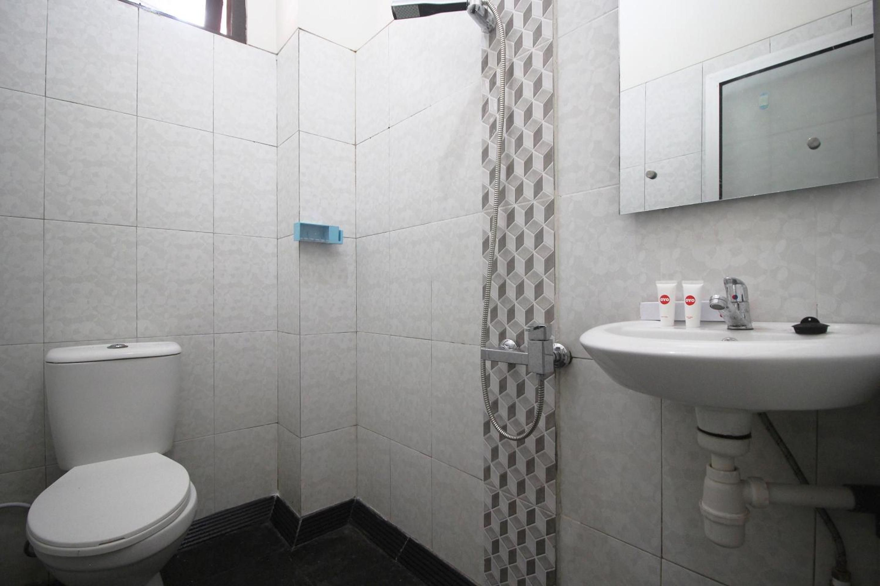 Standard Twin Room - Photo 5