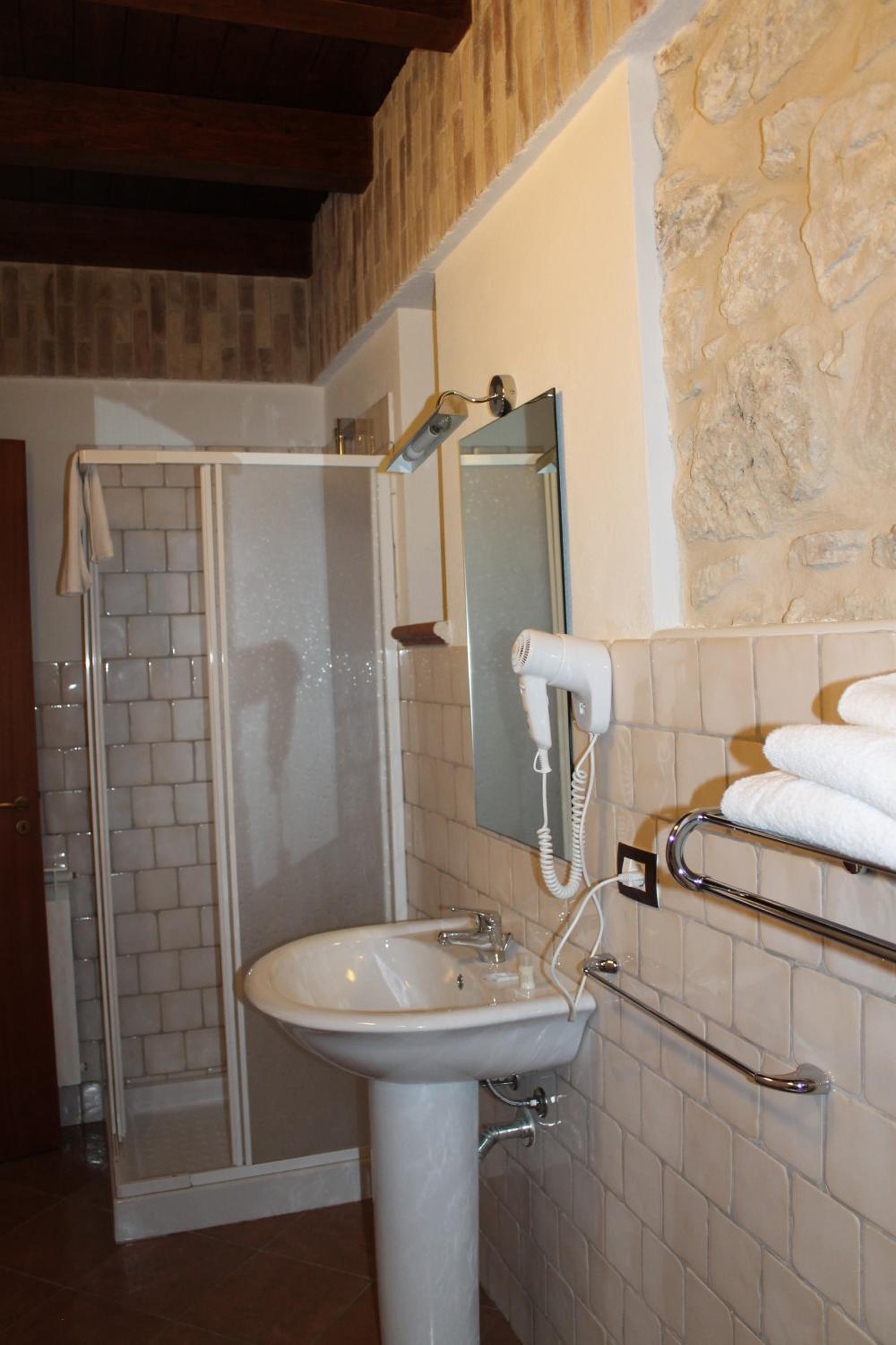 Double or Twin Room - Photo 2