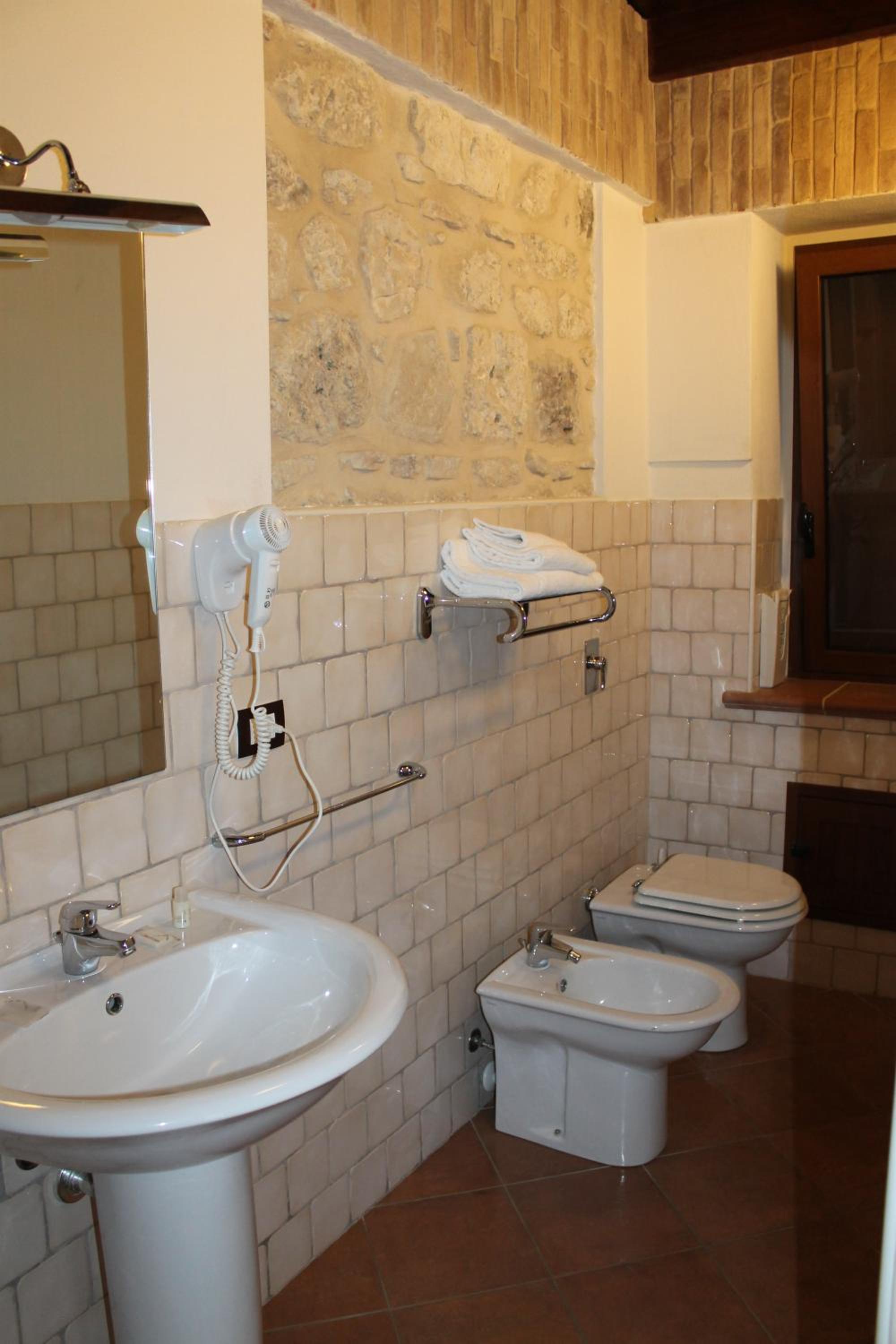 Double or Twin Room - Photo 6