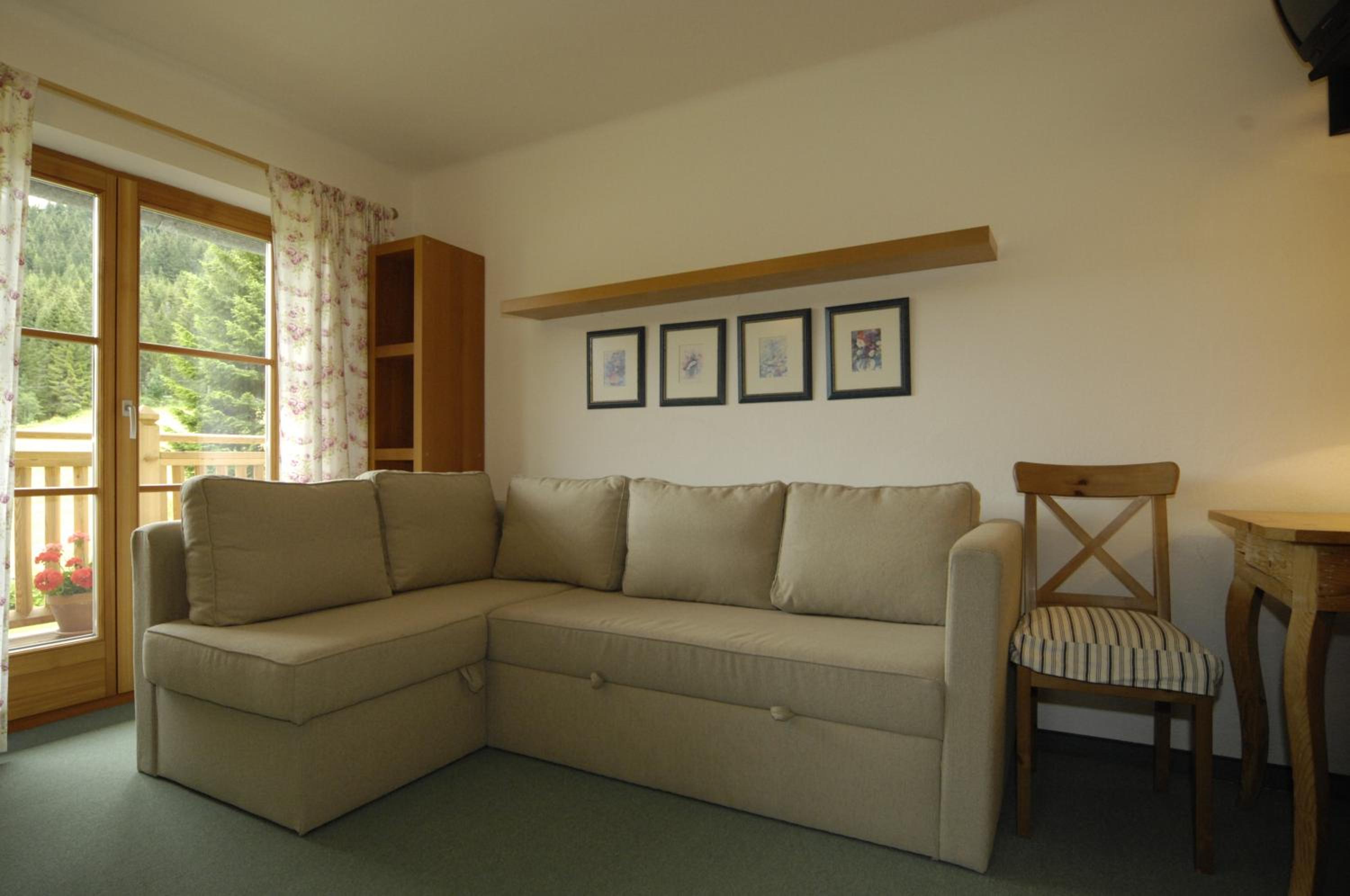 Family Room with Balcony photo 3