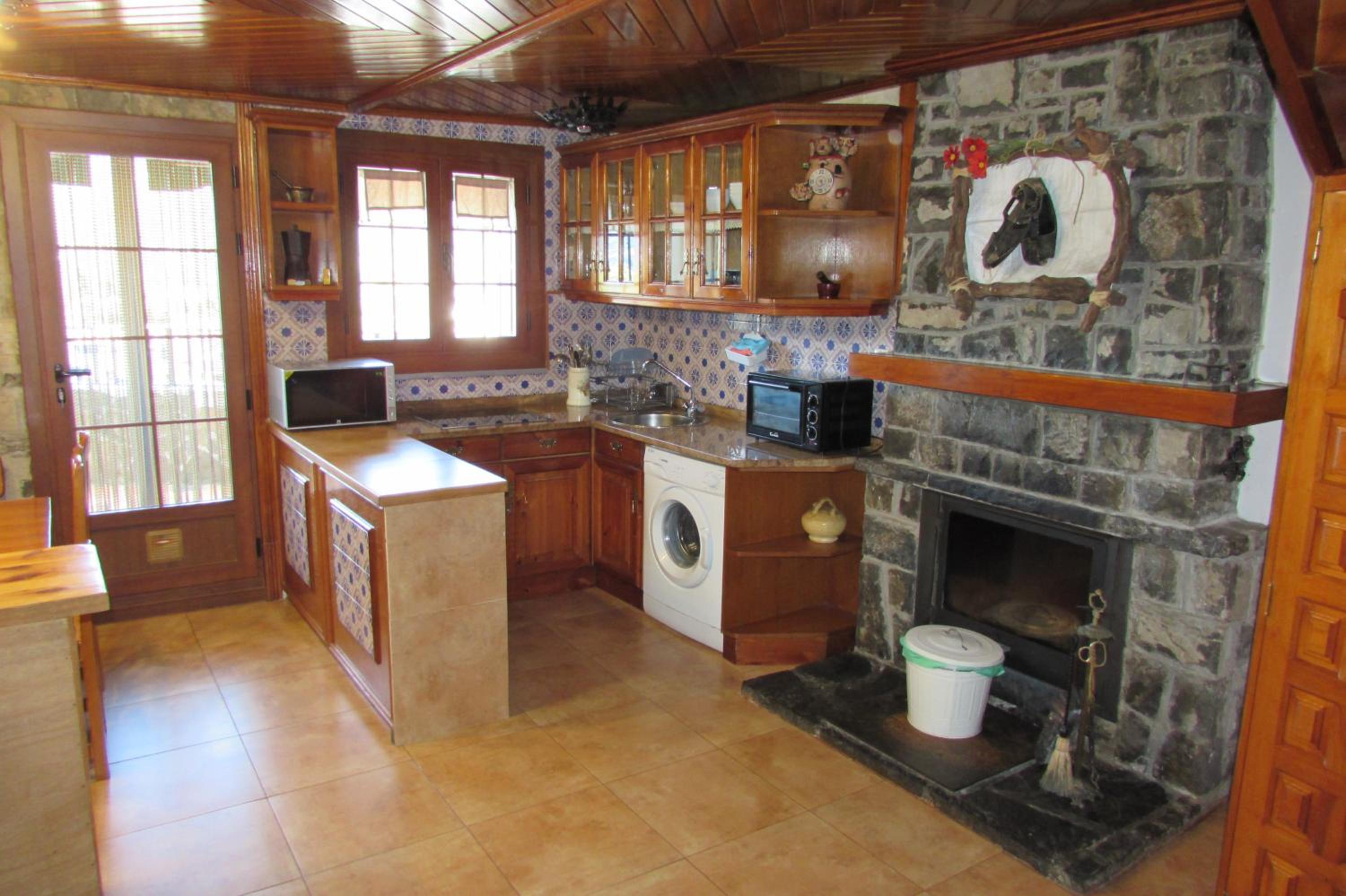 Five-Bedroom House photo 2