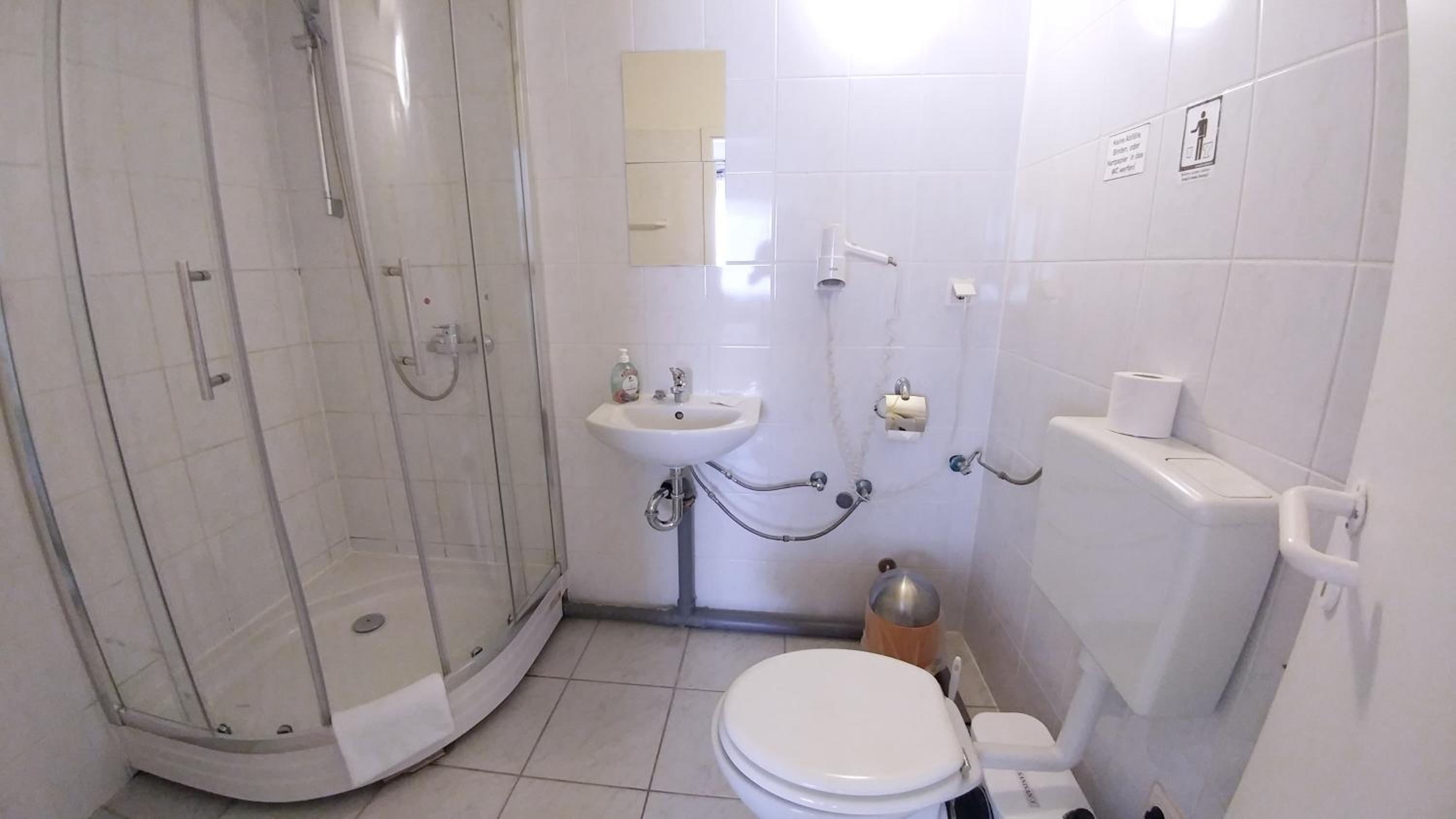 Single Room with Shared Bathroom photo 3