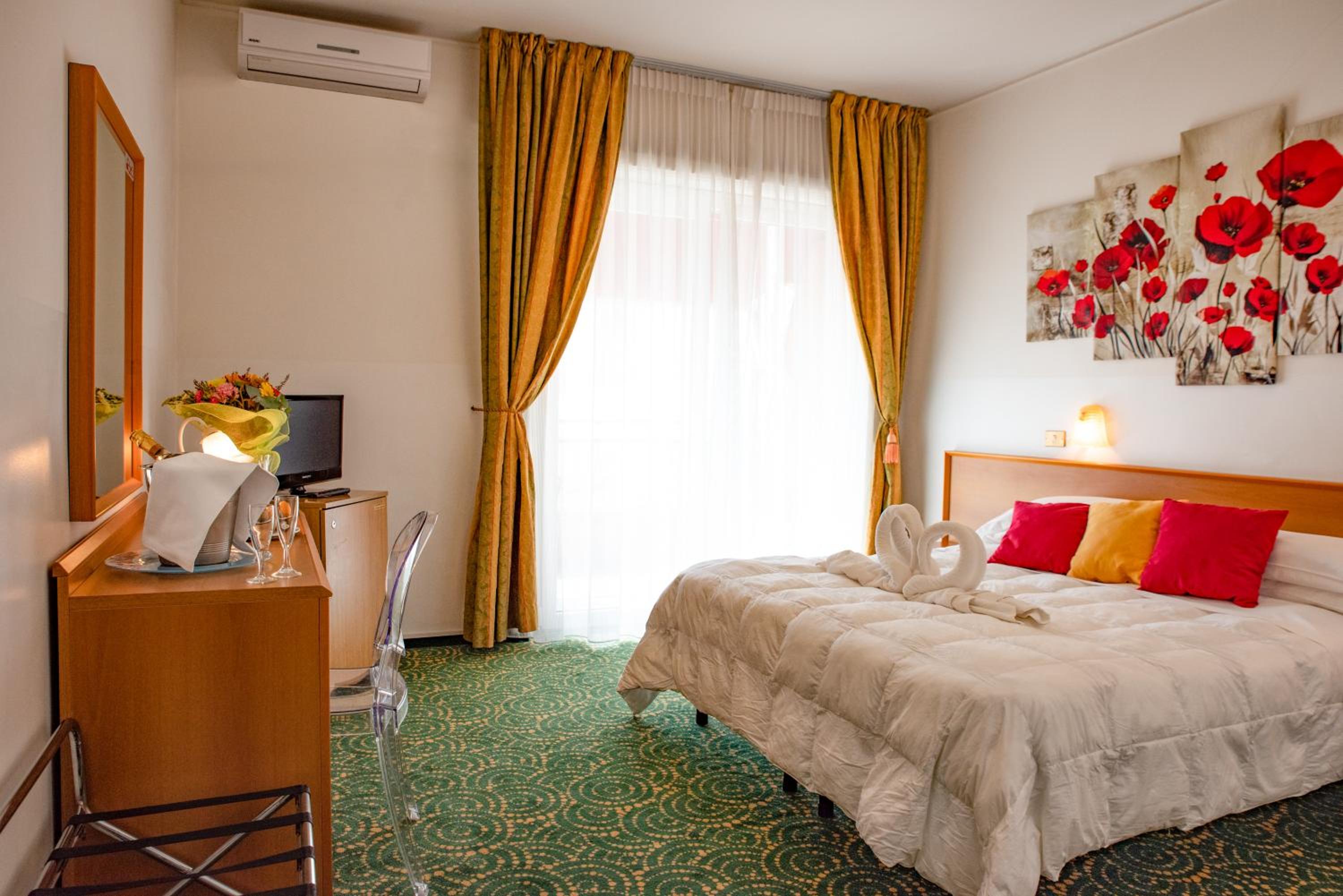 Double or Twin Room with Pool View - Photo 2