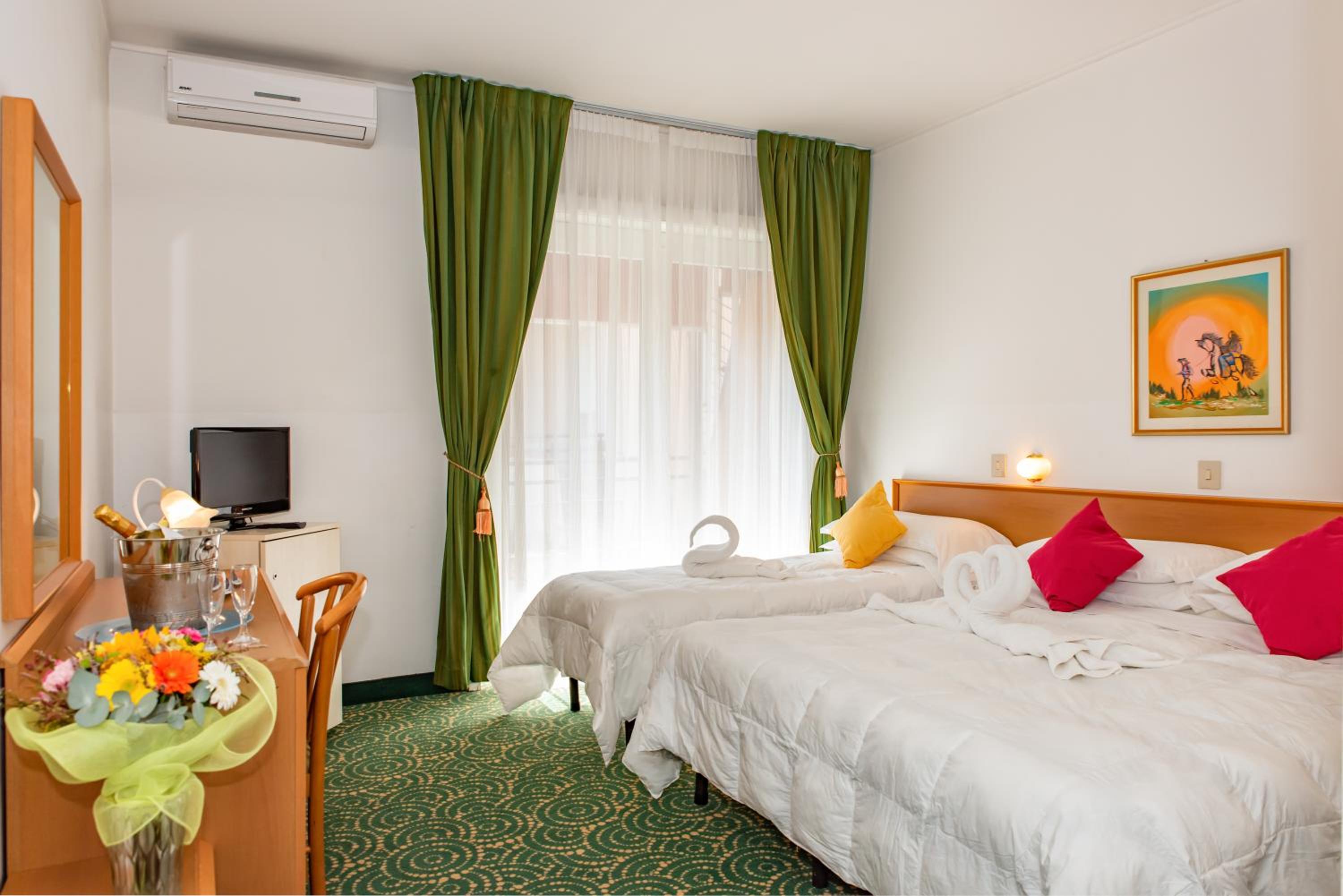 Triple Room with Pool View - Photo 4
