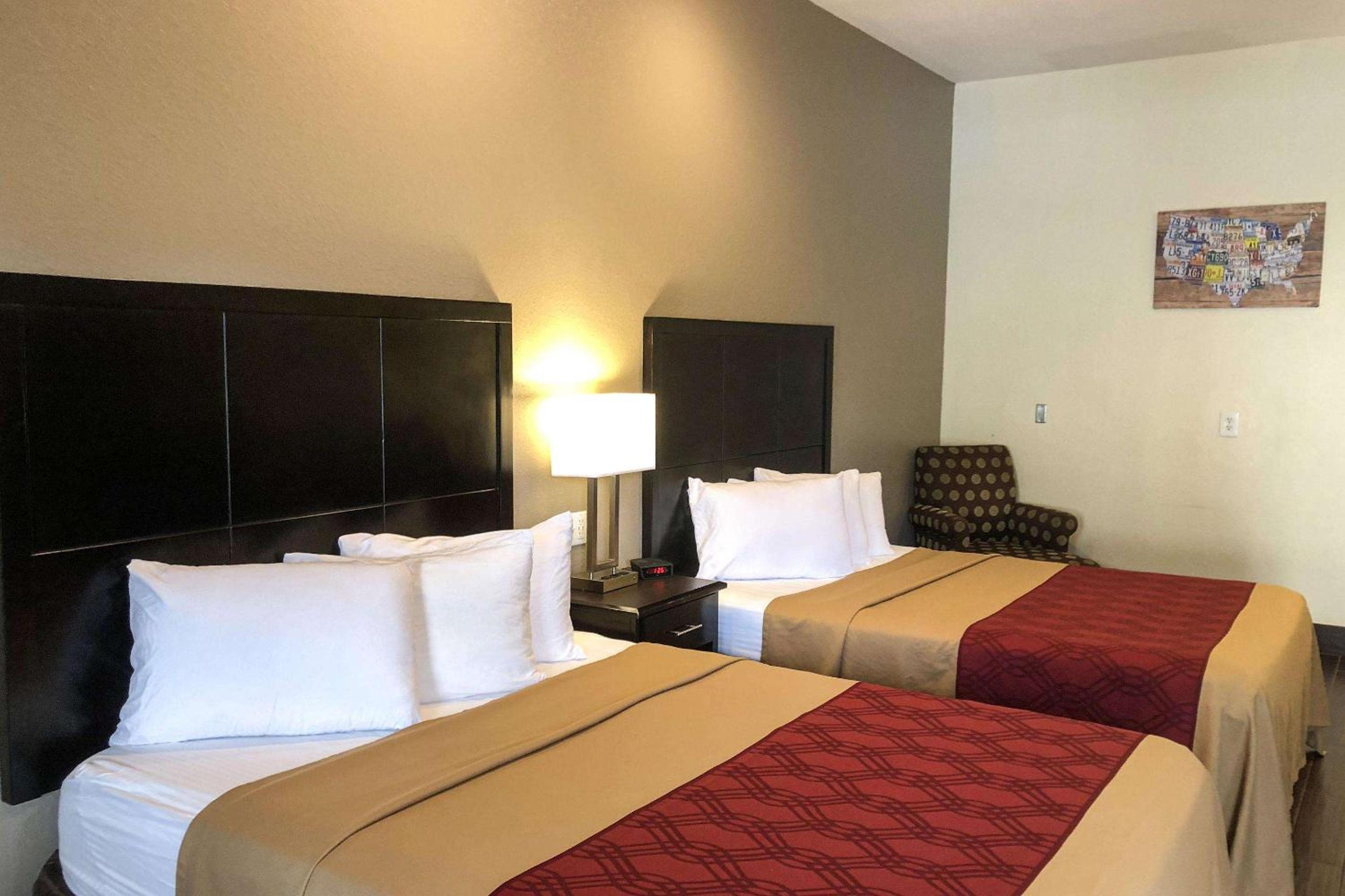 Queen Room with Two Queen Beds - Non-Smoking - Photo 4