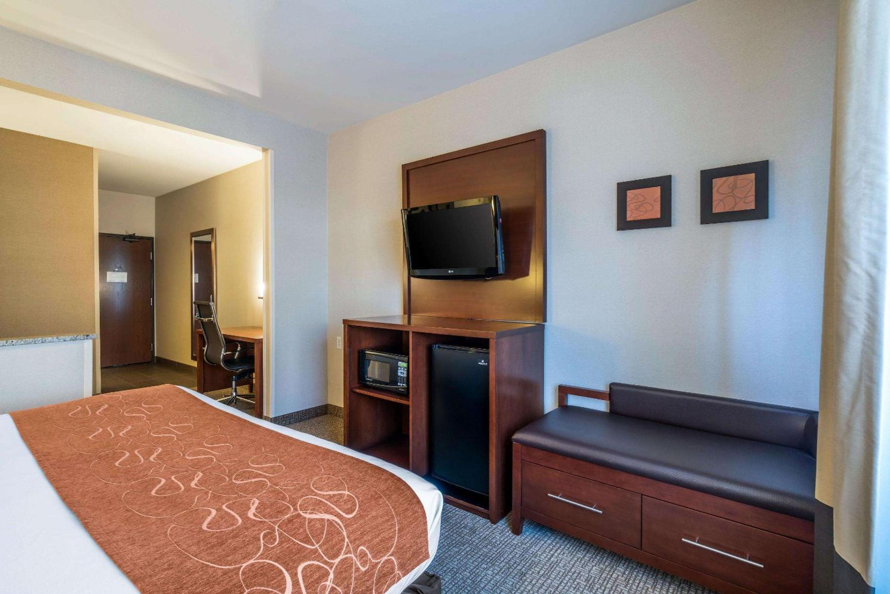 King Suite - Non-Smoking - Photo 3