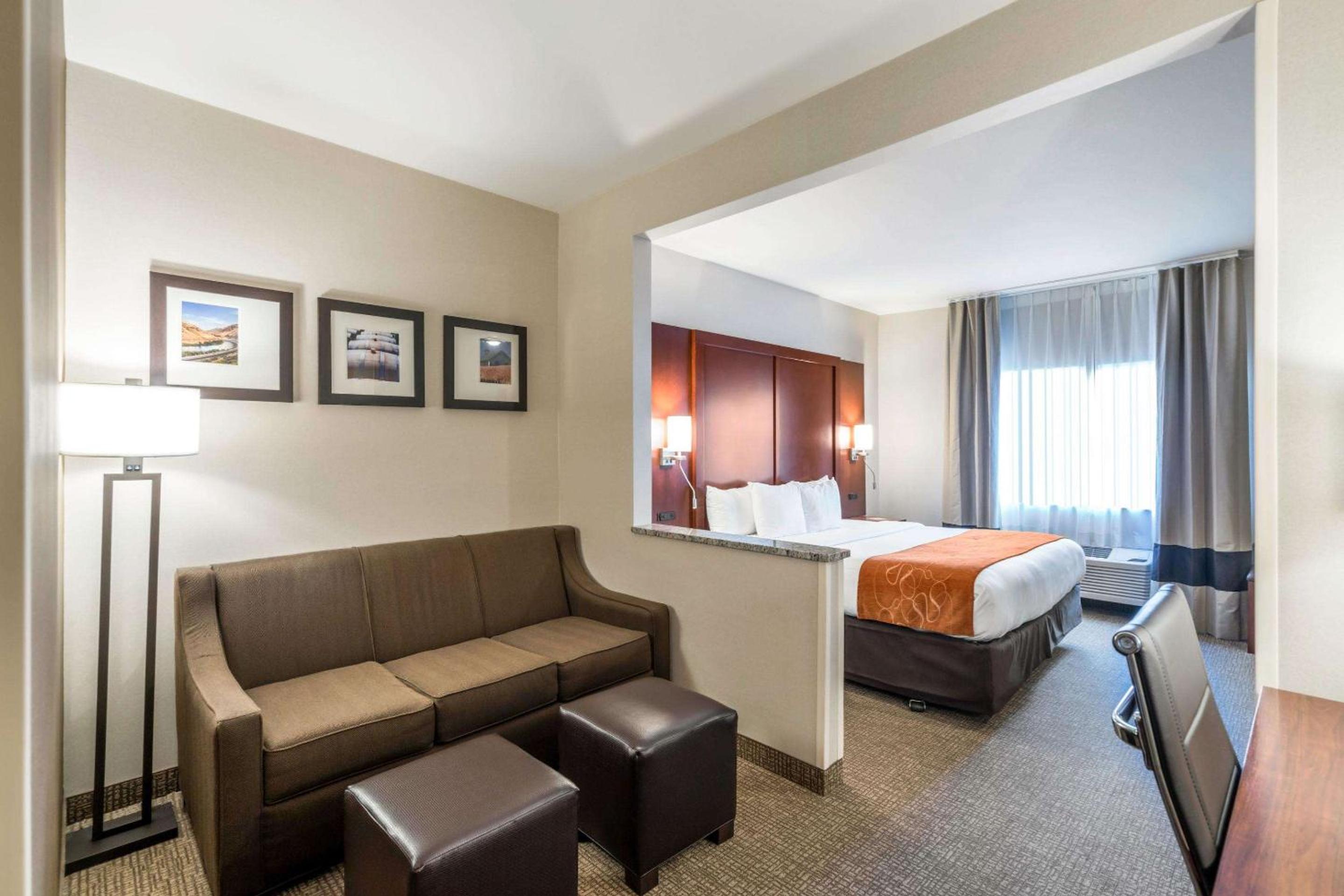 King Suite - Non-Smoking - Photo 1