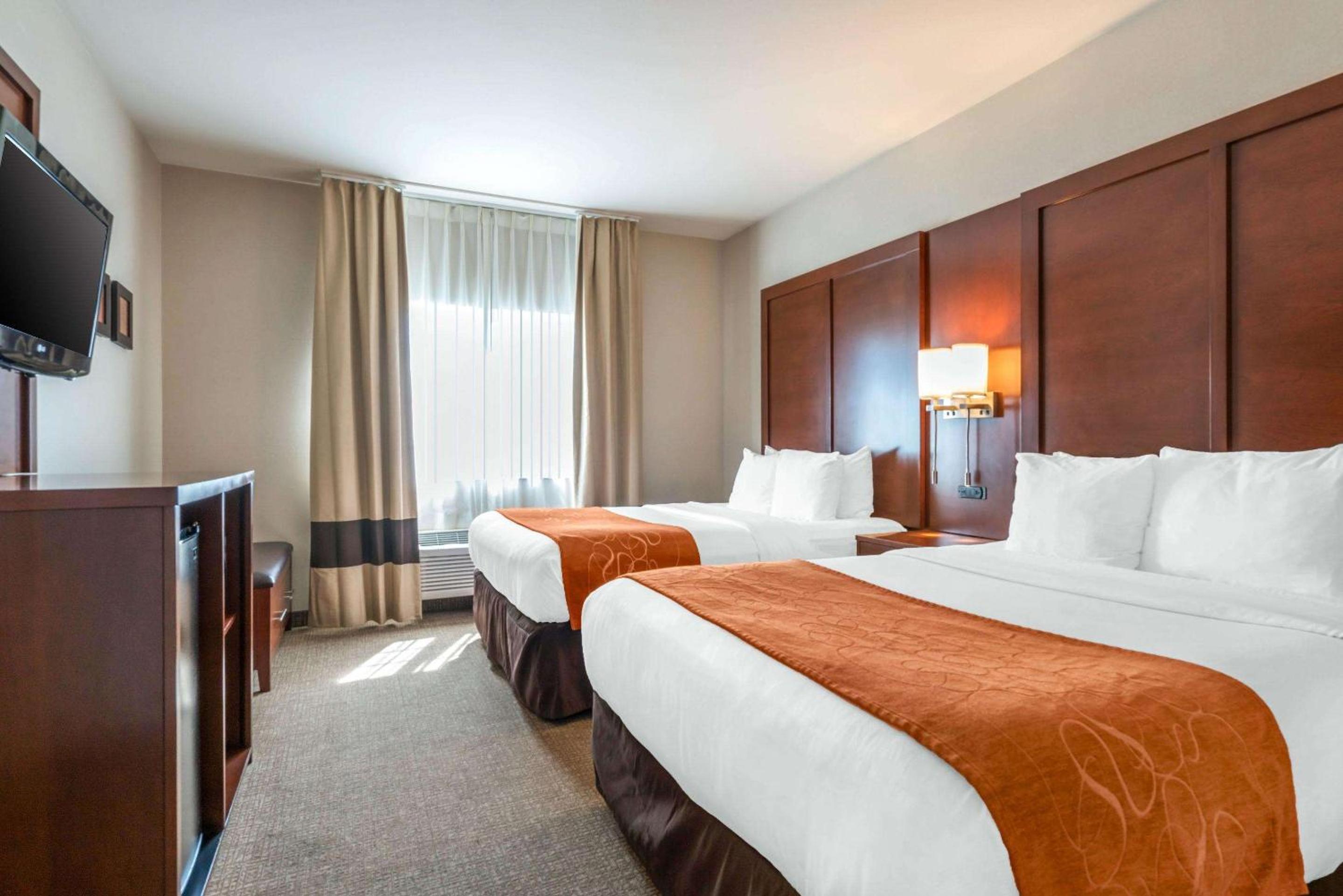 Queen Suite with Two Queen Beds - Non-Smoking - Photo 2