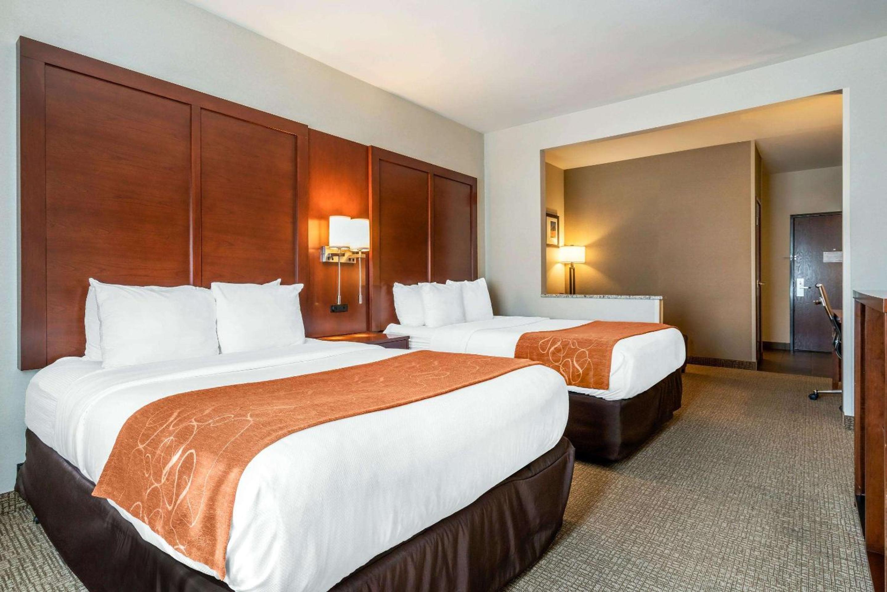 Queen Suite with Two Queen Beds - Non-Smoking - Photo 4