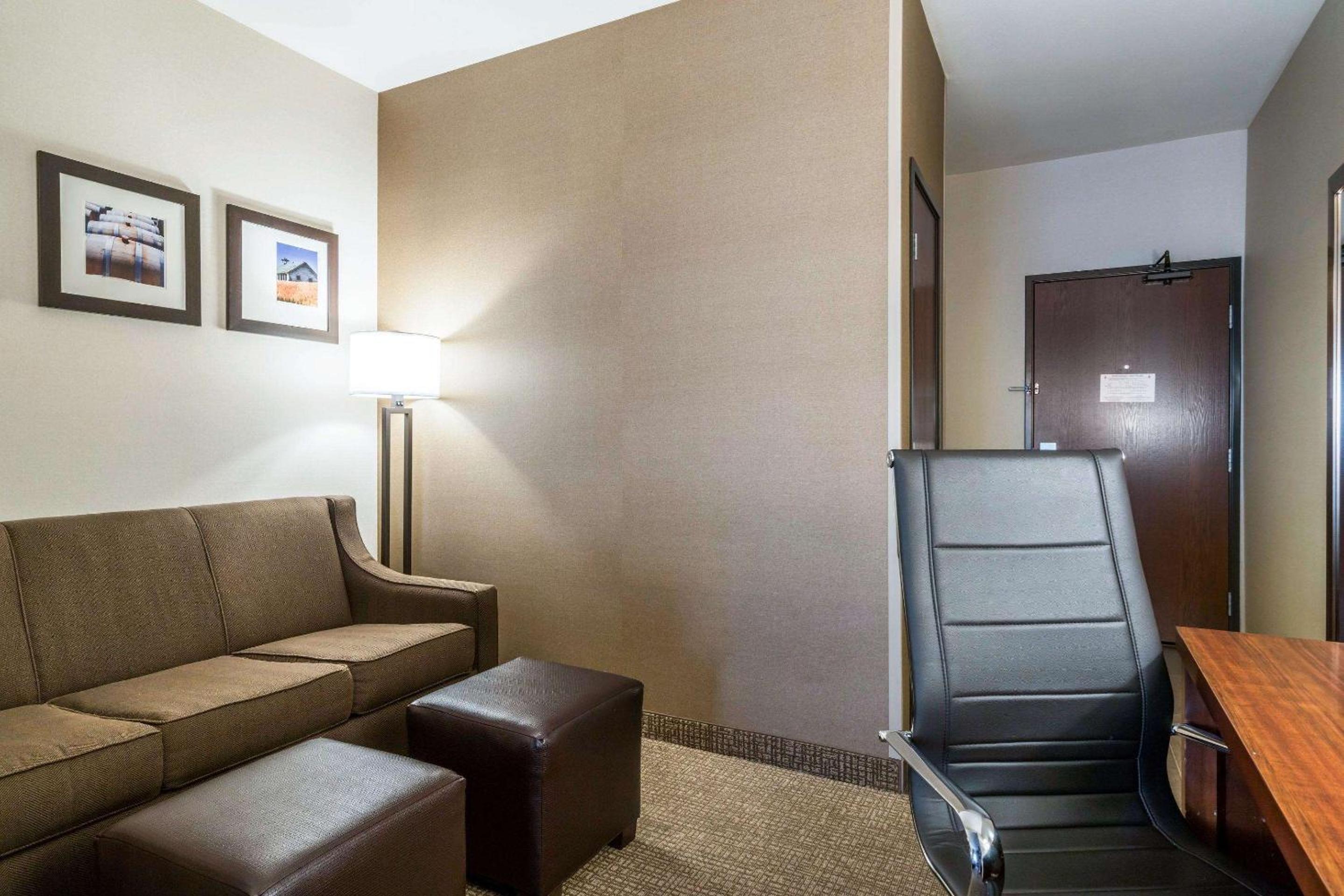 King Suite - Non-Smoking - Photo 2
